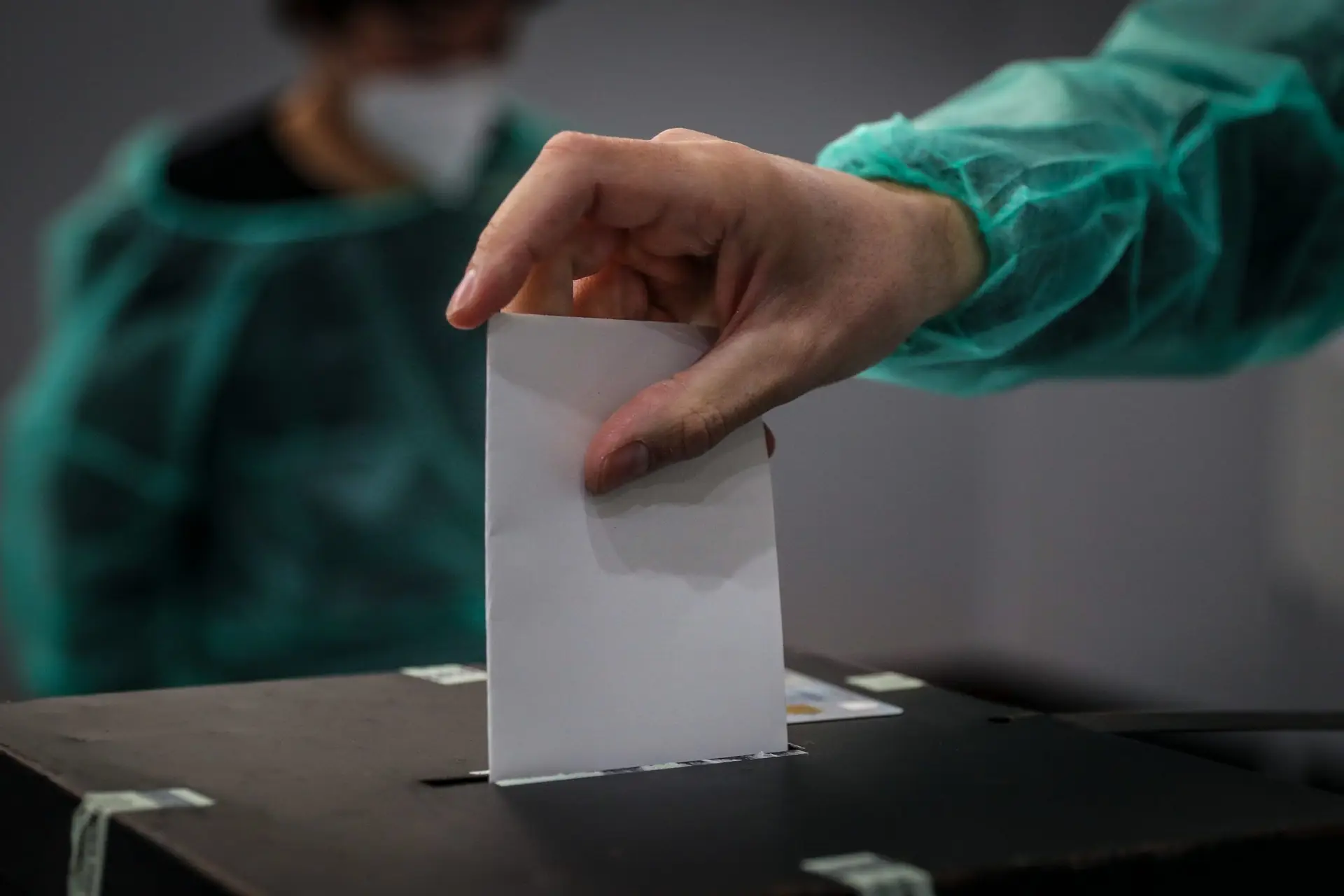 Legislativas: Portugal tem até 783.000 eleitores isolados devido à covid-19