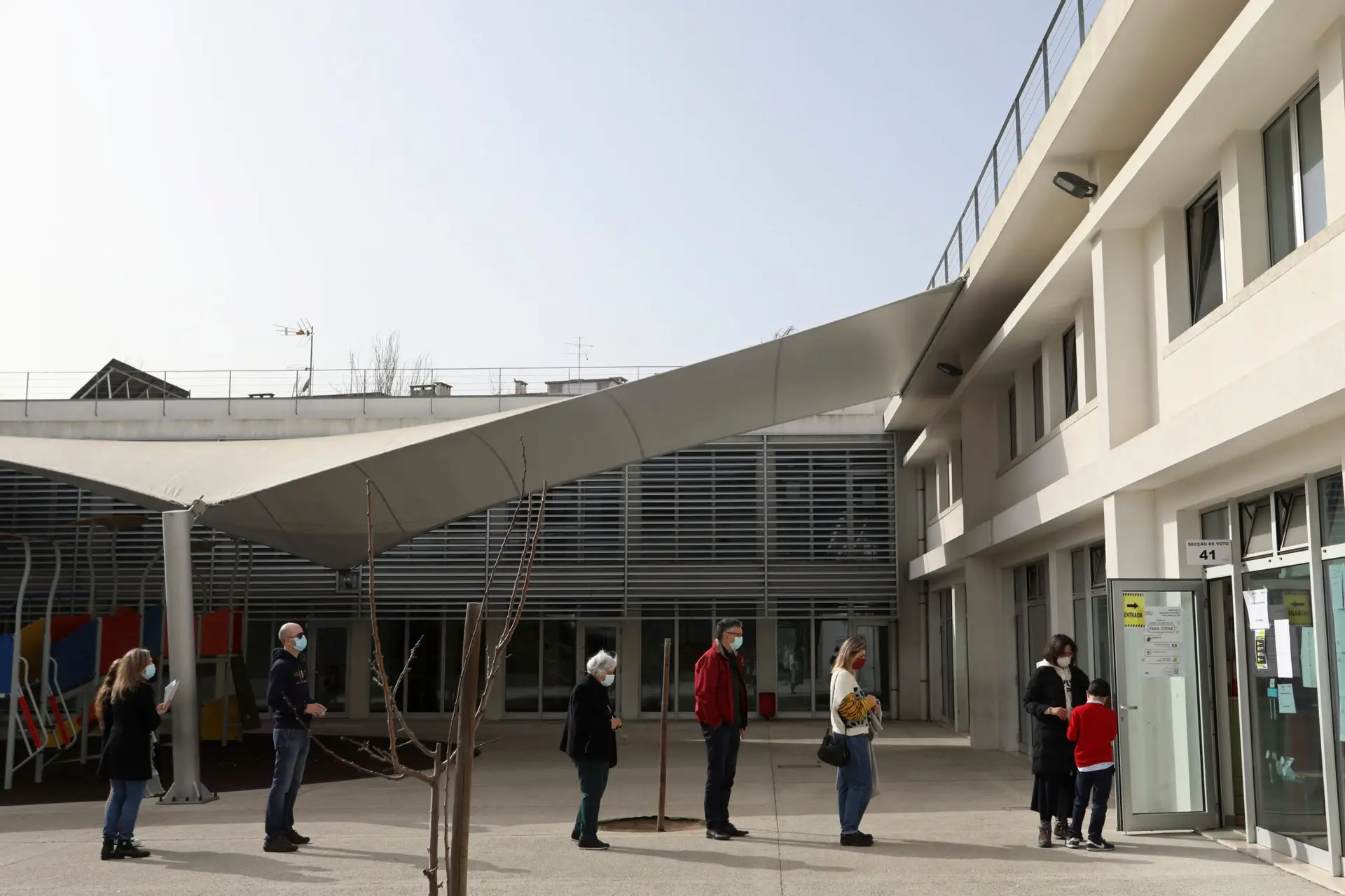 Mais de 4,9 milhões de eleitores votaram até às 16:00