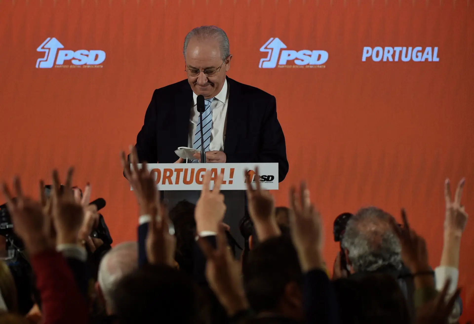 Carlos Moedas abraça Rui Rio, felicita PS e diz “serei sempre o presidente da Câmara”