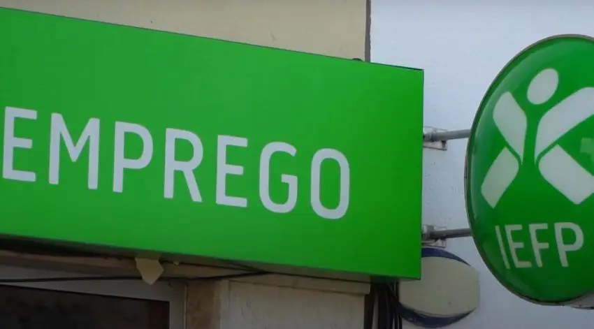 Taxa de desemprego cai para 5,9% em dezembro