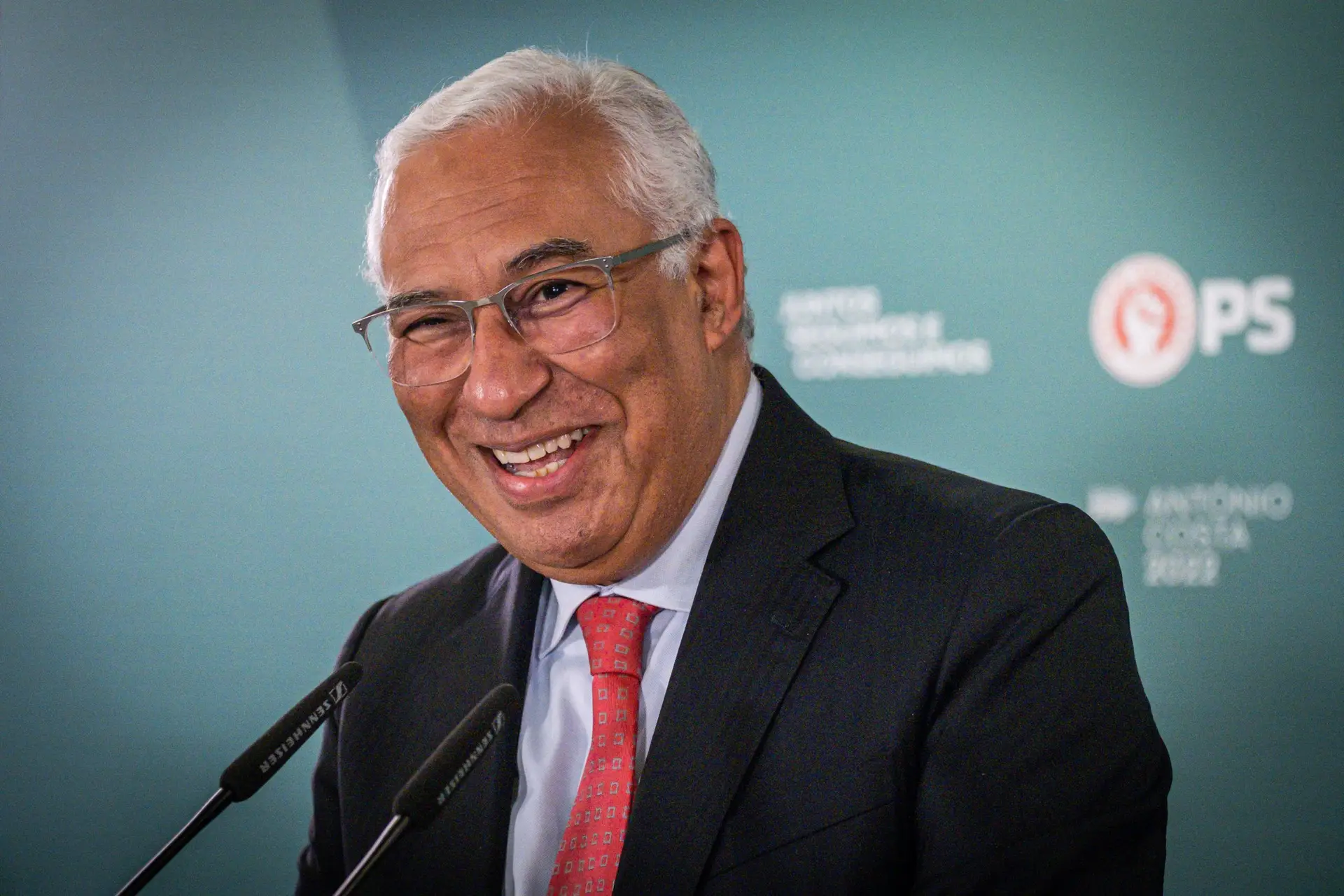 António Costa testa positivo à covid-19