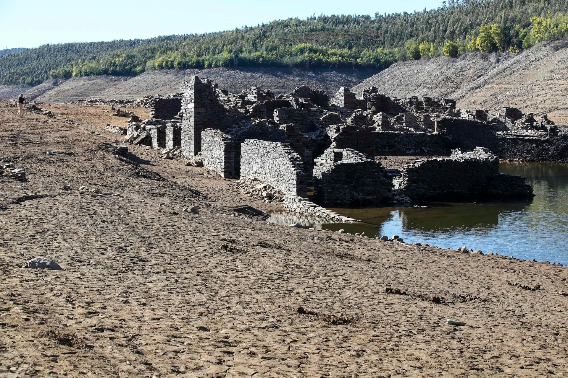 Seca: ruínas da aldeia do Vilar emergem com a descida do caudal do rio Zêzere