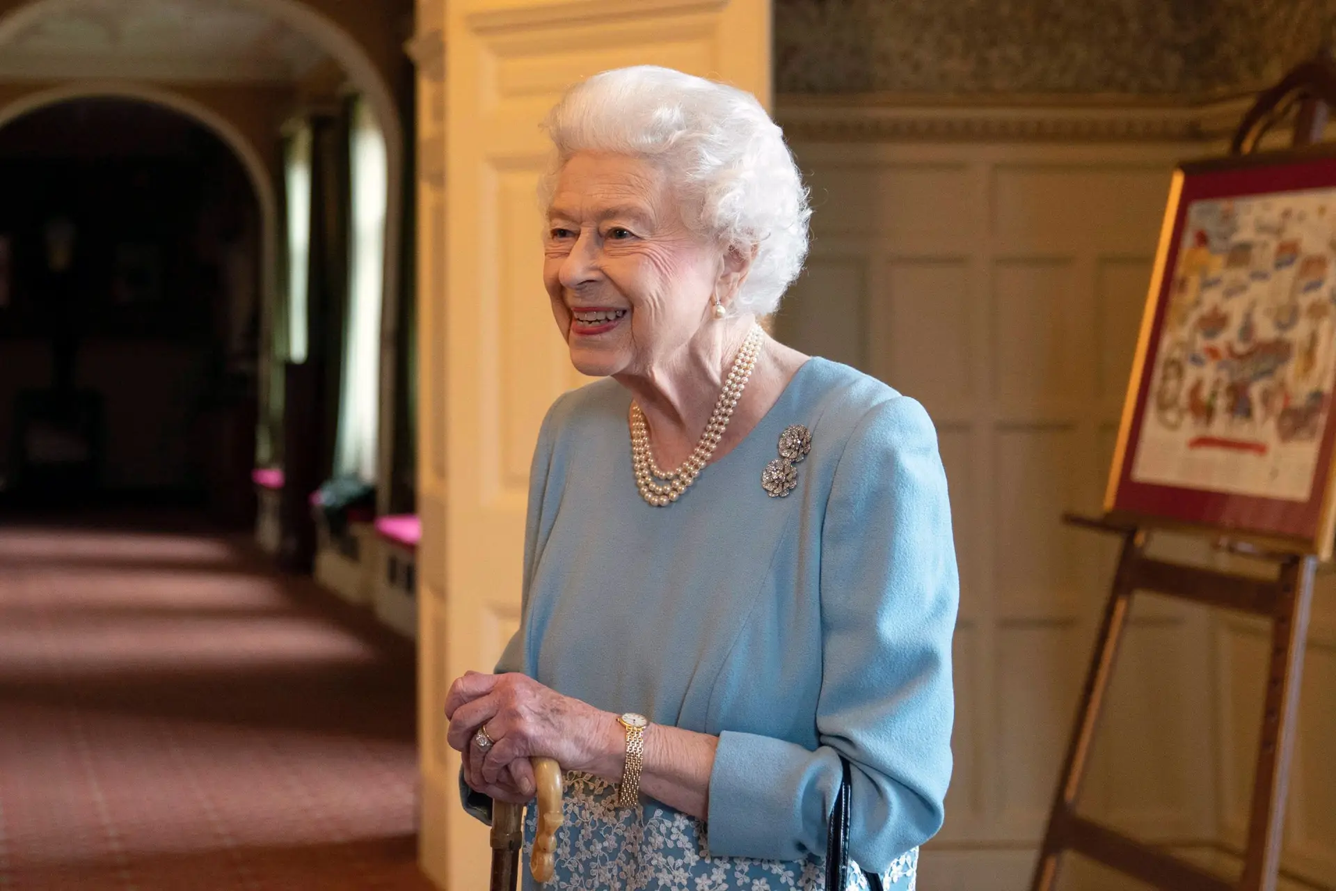Rainha Isabel II reaparece em véspera do 70.º aniversário de reinado