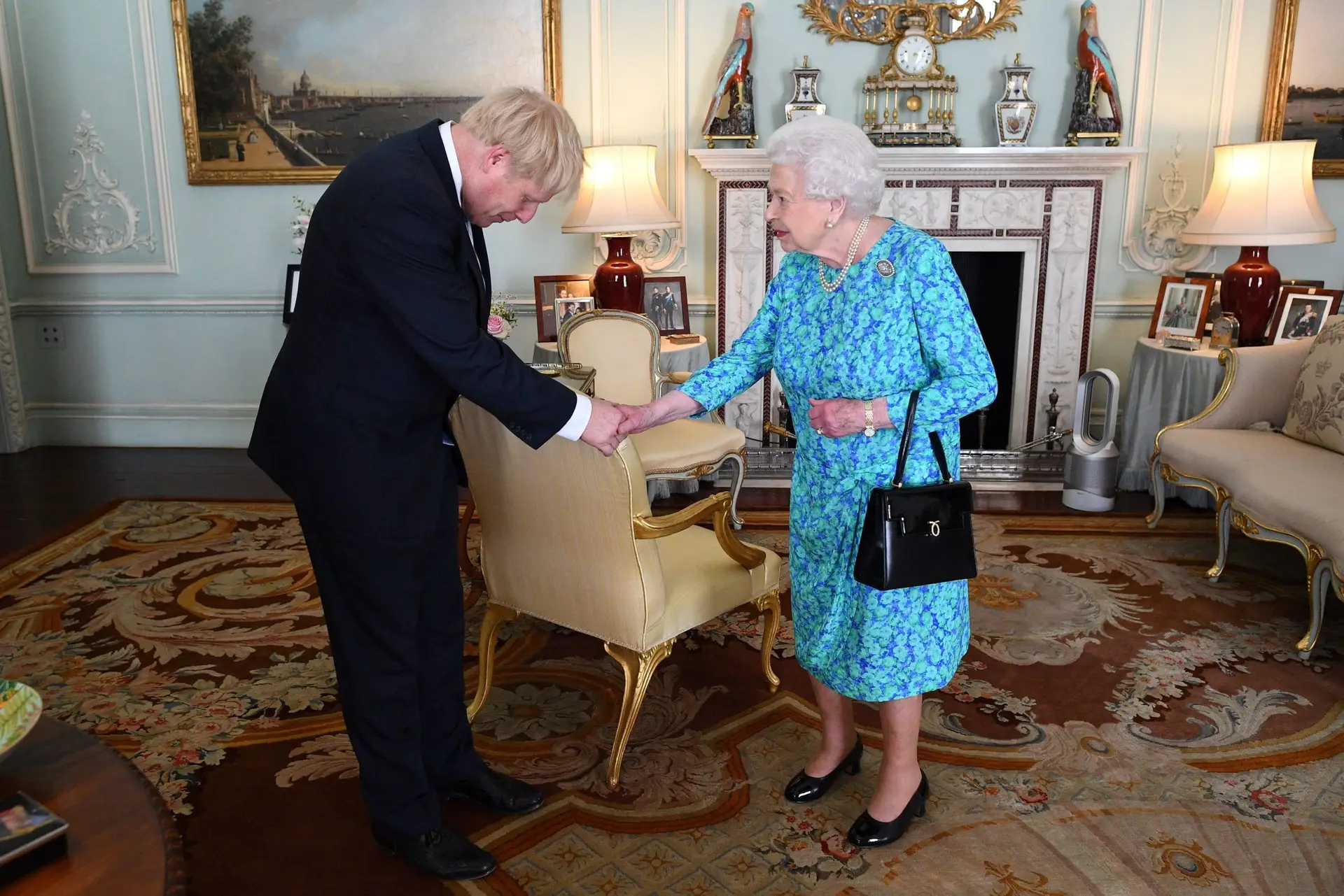 Boris Johnson enaltece “inspirador senso de dever” da Rainha Isabel II