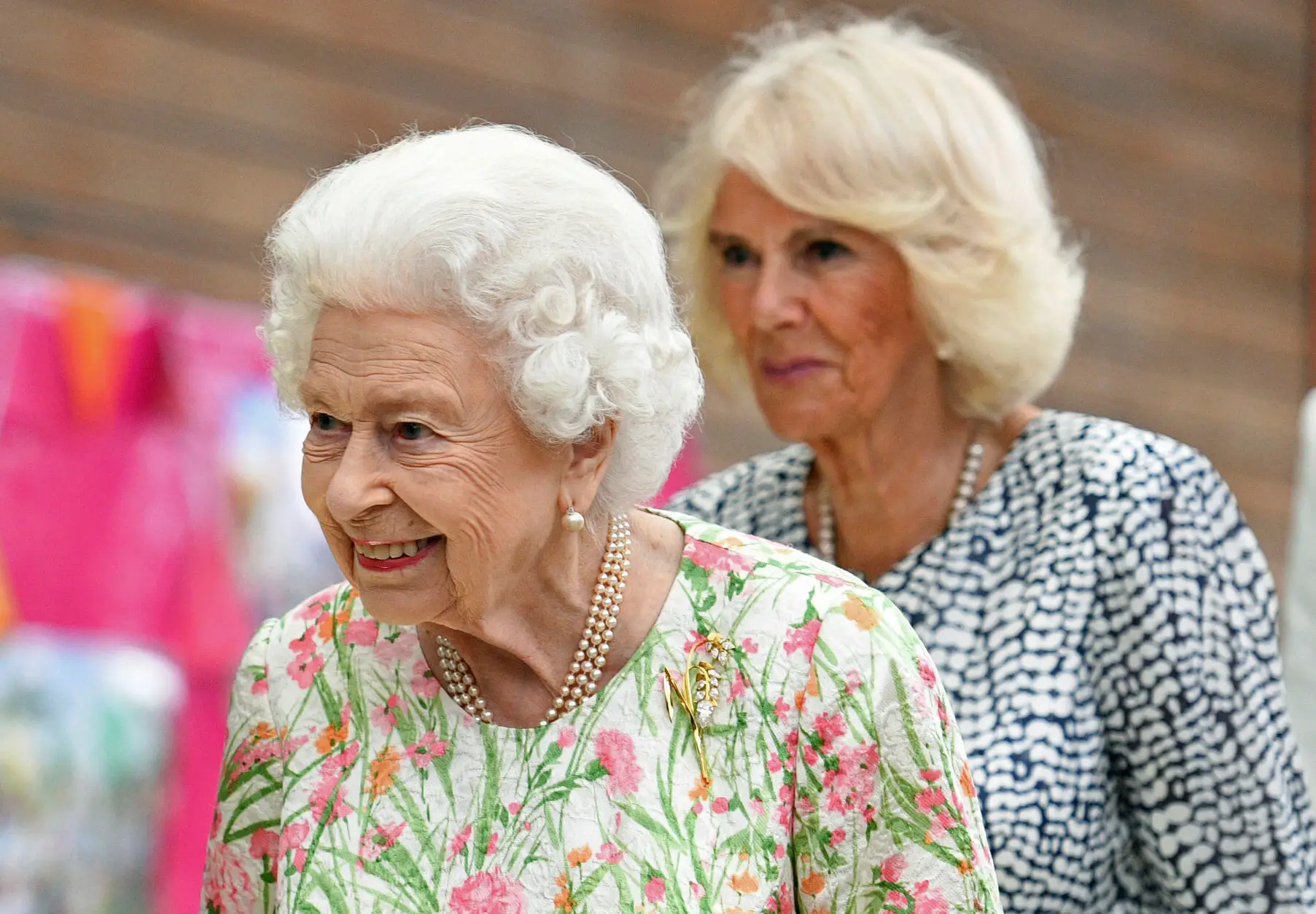 Rainha Isabel II aprova título de rainha consorte para Camila quando Carlos assumir a coroa britânica