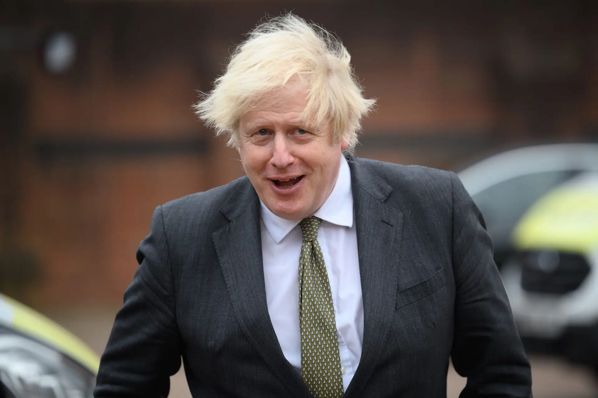 Boris Johnson canta “I Will Survive” ao novo diretor de comunicação em Downing Street