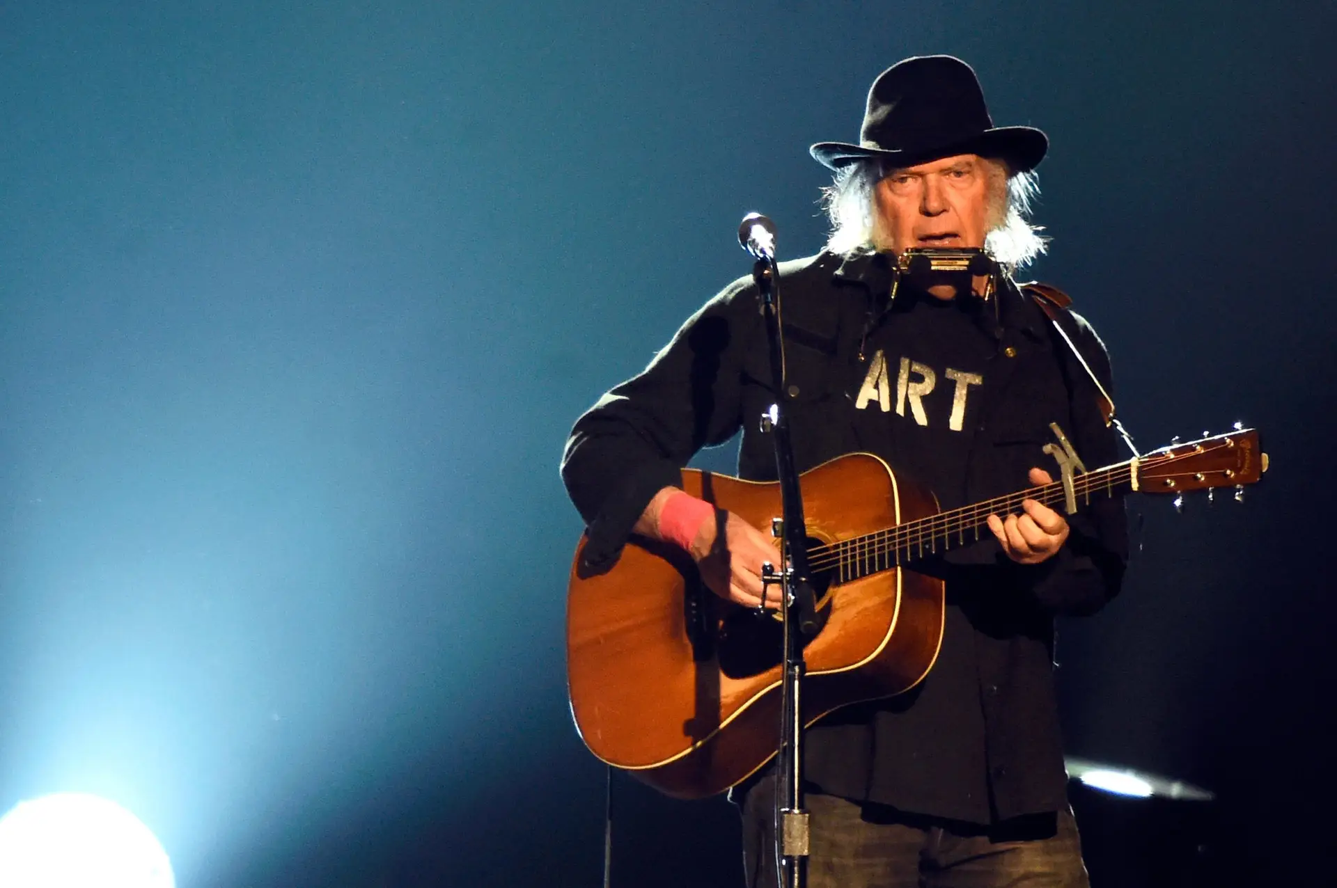 Músico Neil Young apela a boicote à Spotify