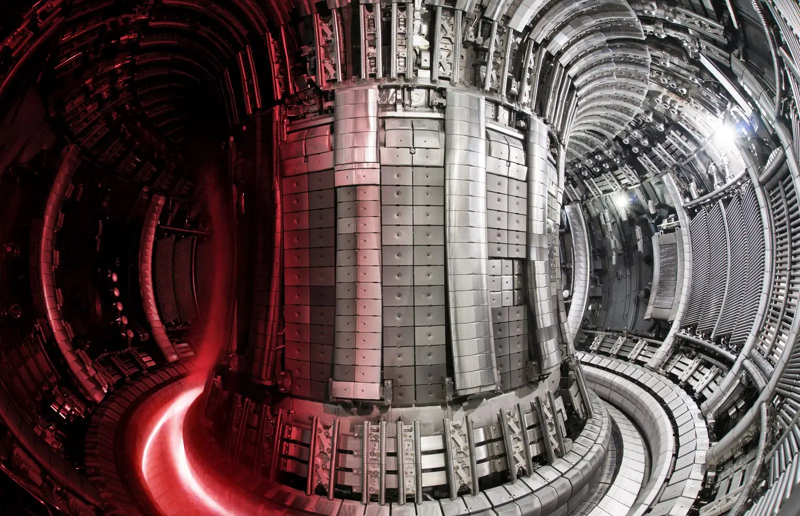 Cientistas europeus, incluindo portugueses, alcançam recorde de energia de fusão nuclear sustentada