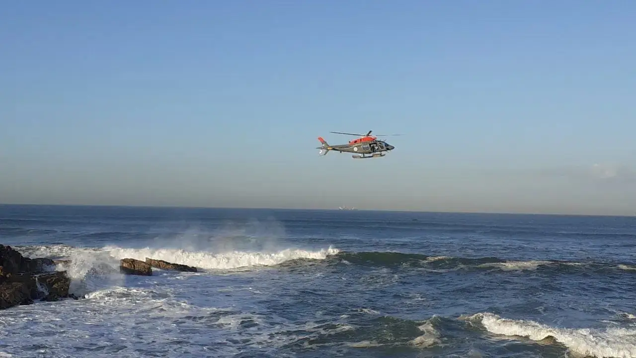 Buscas pelo jovem desaparecido na praia do Canidelo retomadas