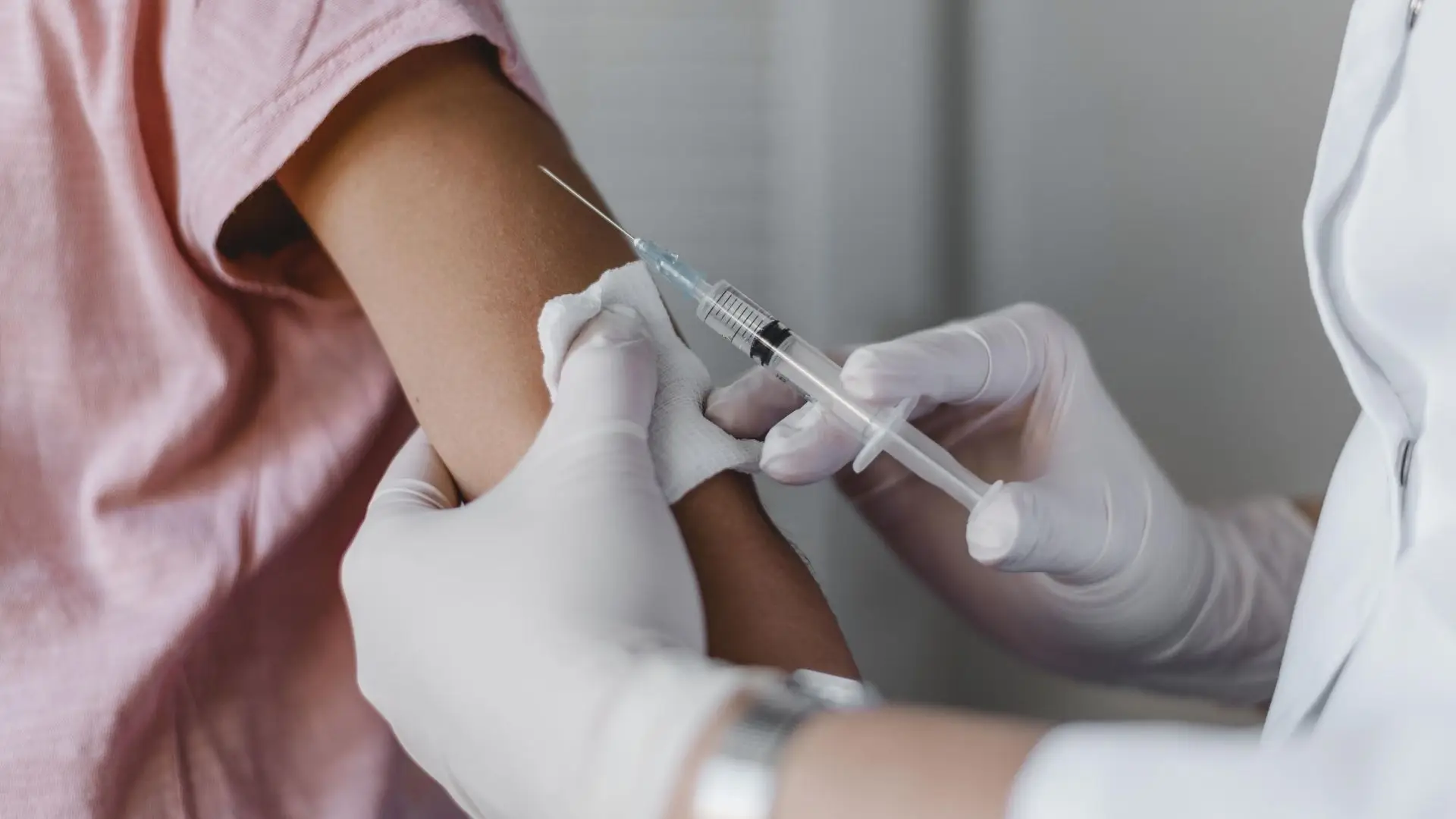 Covid-19: informação “difusa ou negativa” pode levar pais a adiar ou recusar vacinar crianças