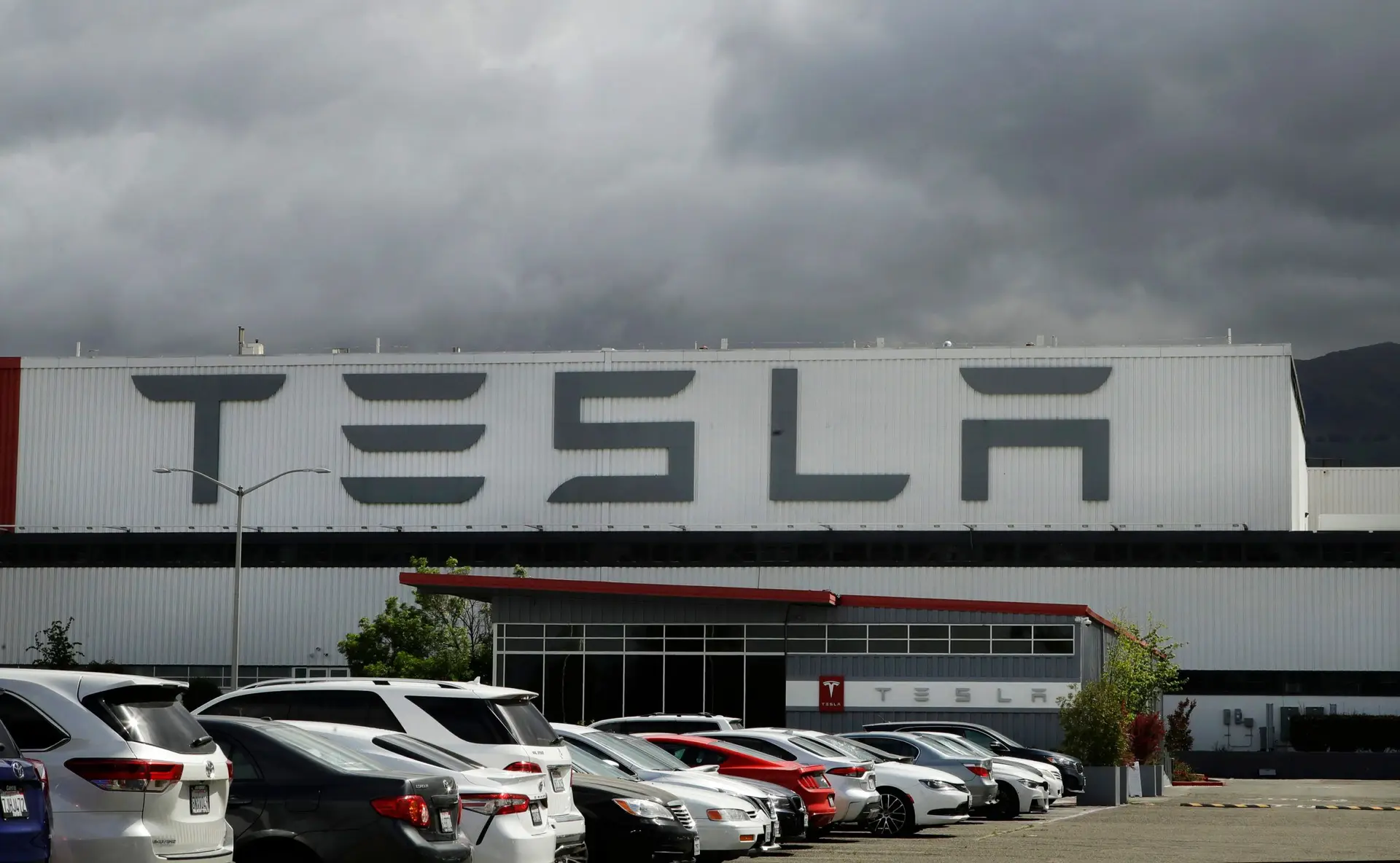 Tesla acusada de segregação racial em fábrica na Califórnia