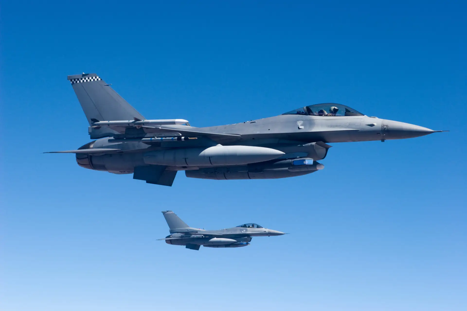 Tensão Rússia-Ucrânia: EUA posicionam caças F-16 na Roménia