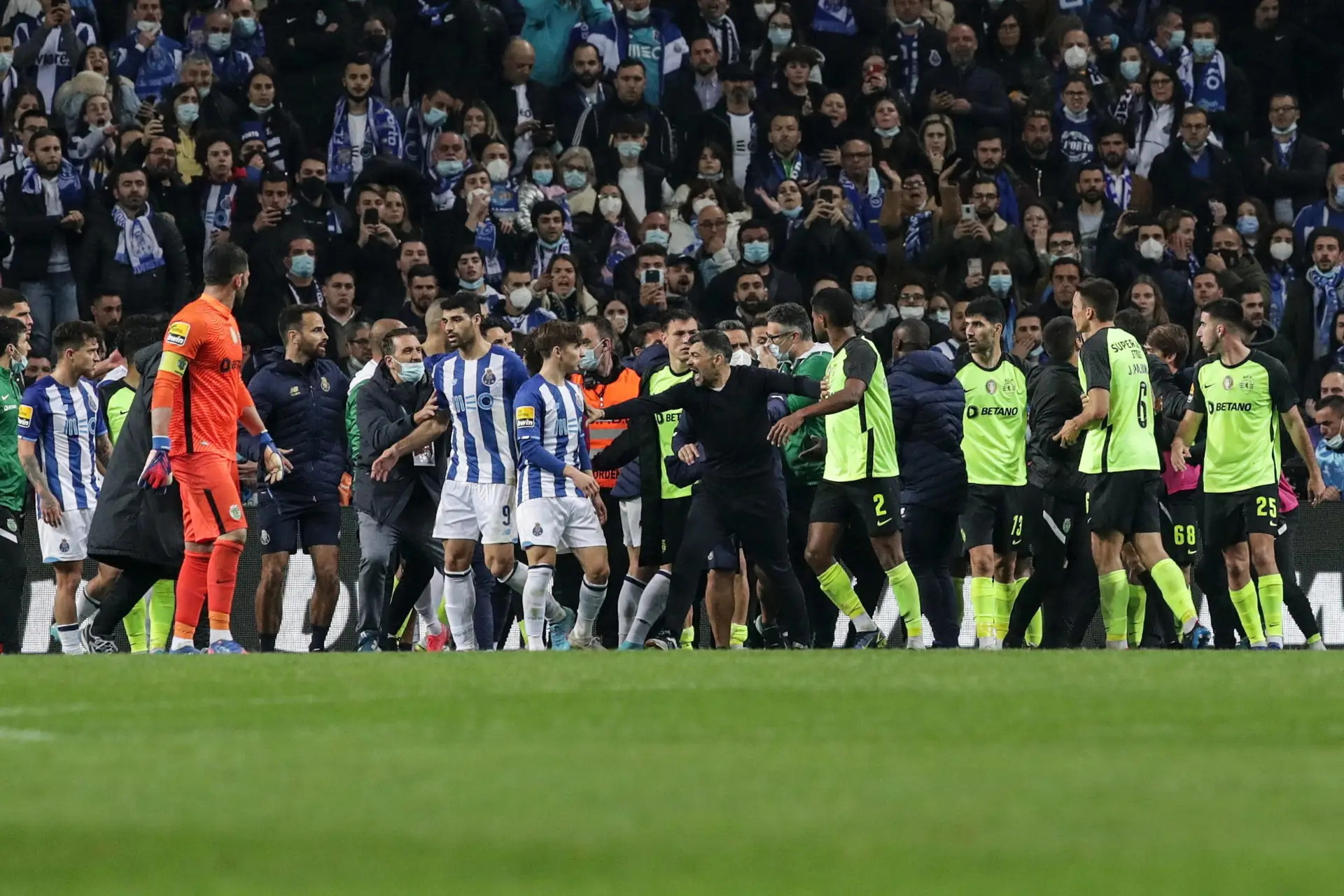 Clássico no Dragão termina com confrontos entre jogadores