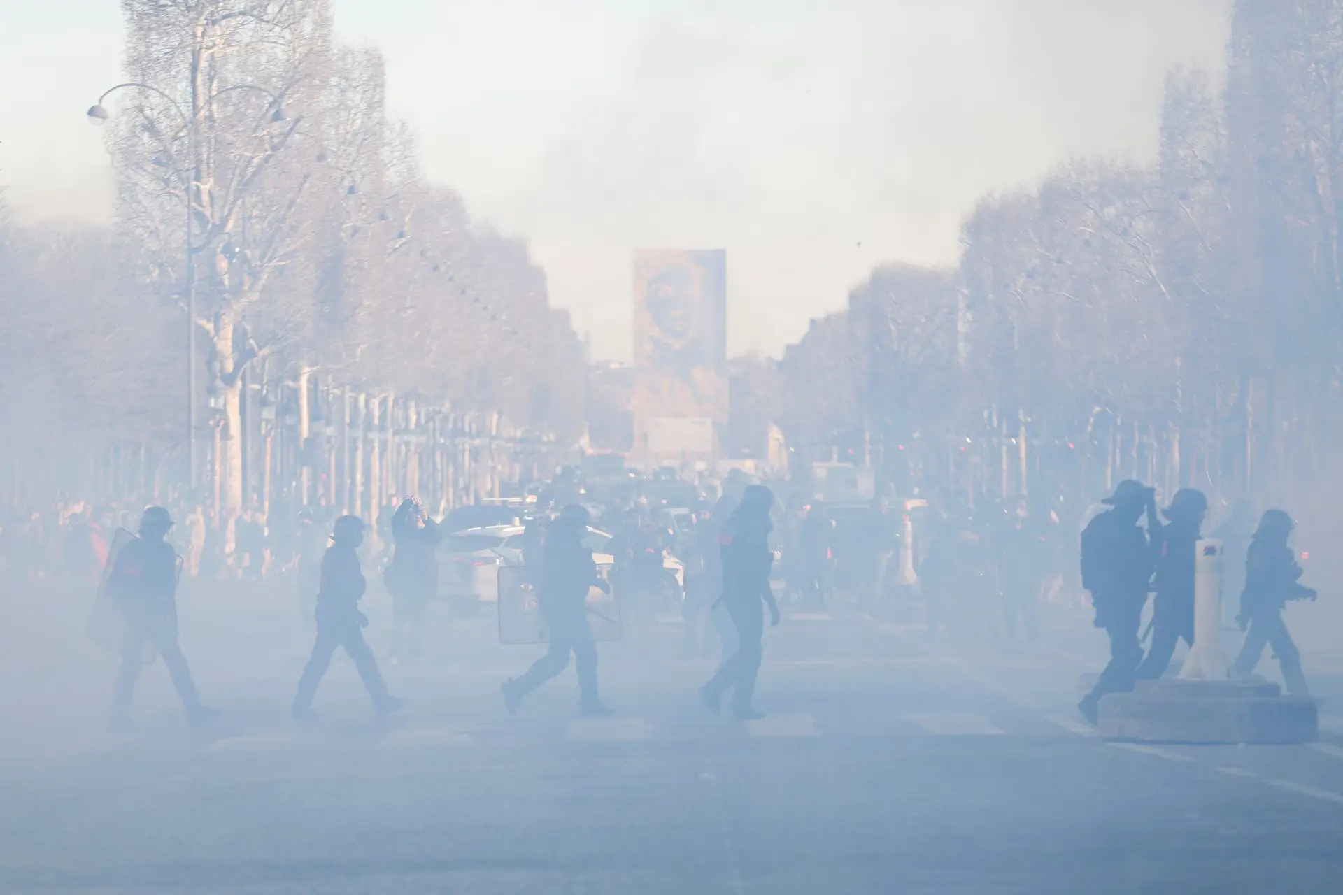 Caos nas ruas de Paris com protestos “Comboio da Liberdade”