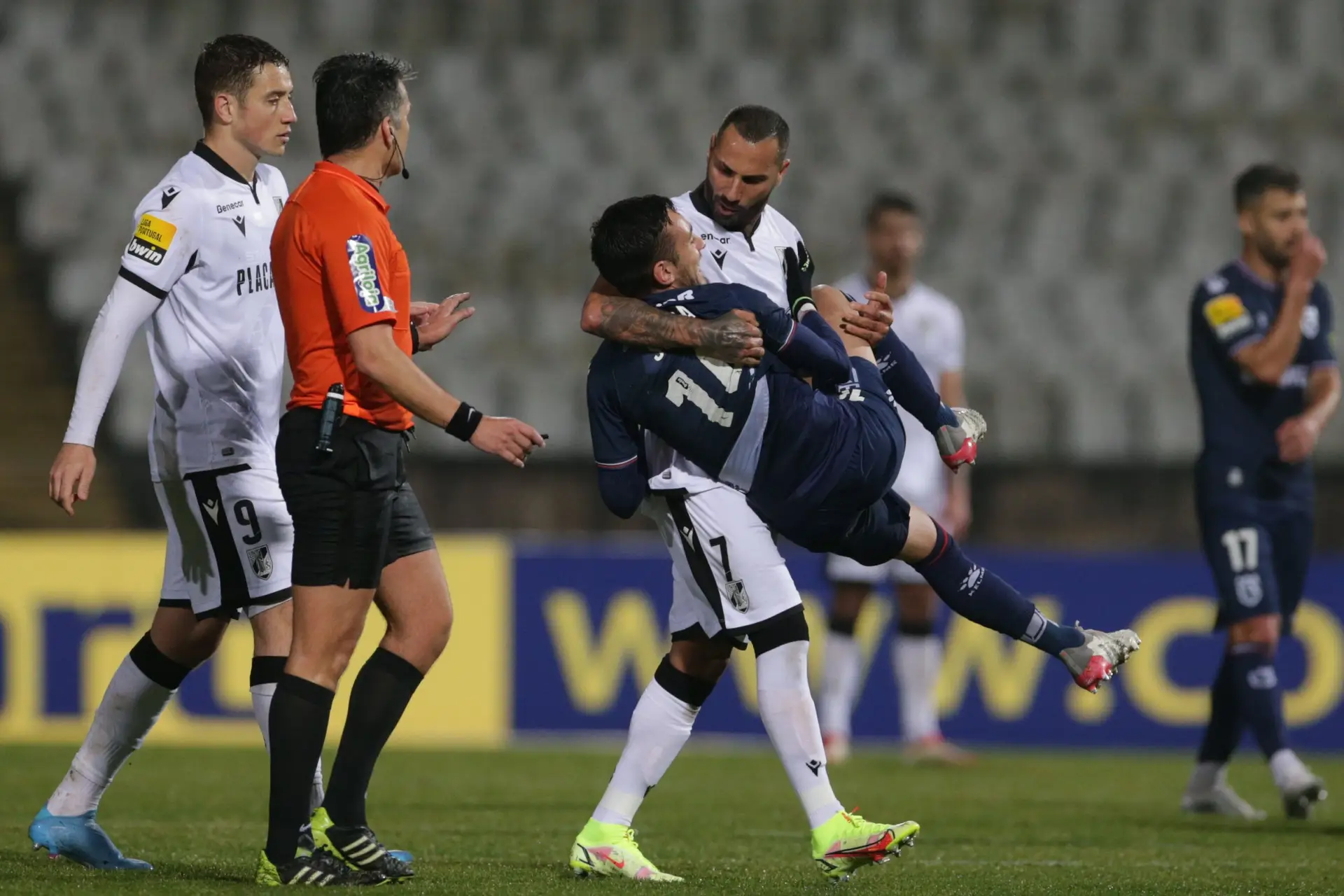 Jogador do Luton colapsa em campo - SIC Notícias