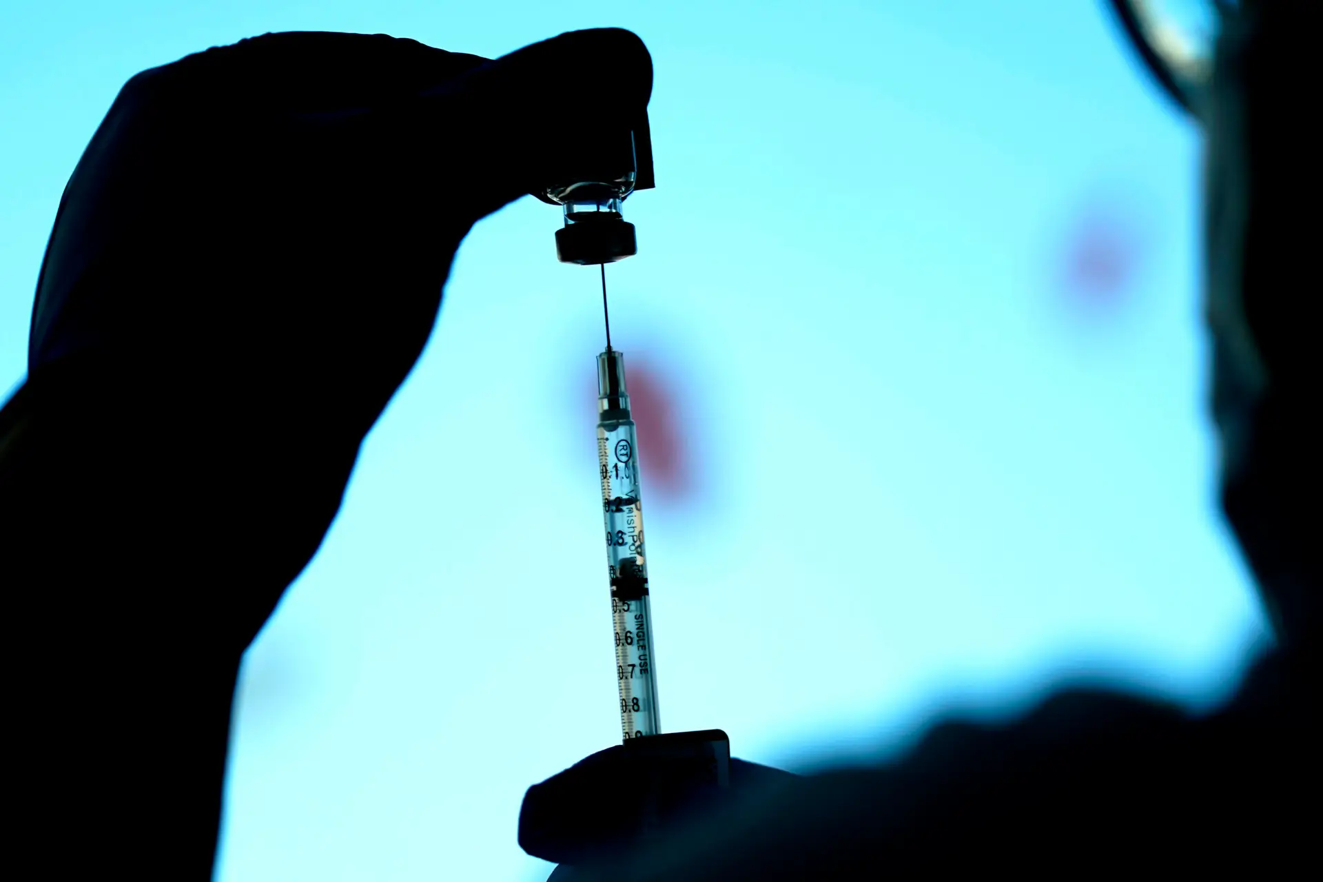 Covid-19: EMA insiste que é preciso esperar por resultados de ensaios sobre 4.ª dose de vacinas