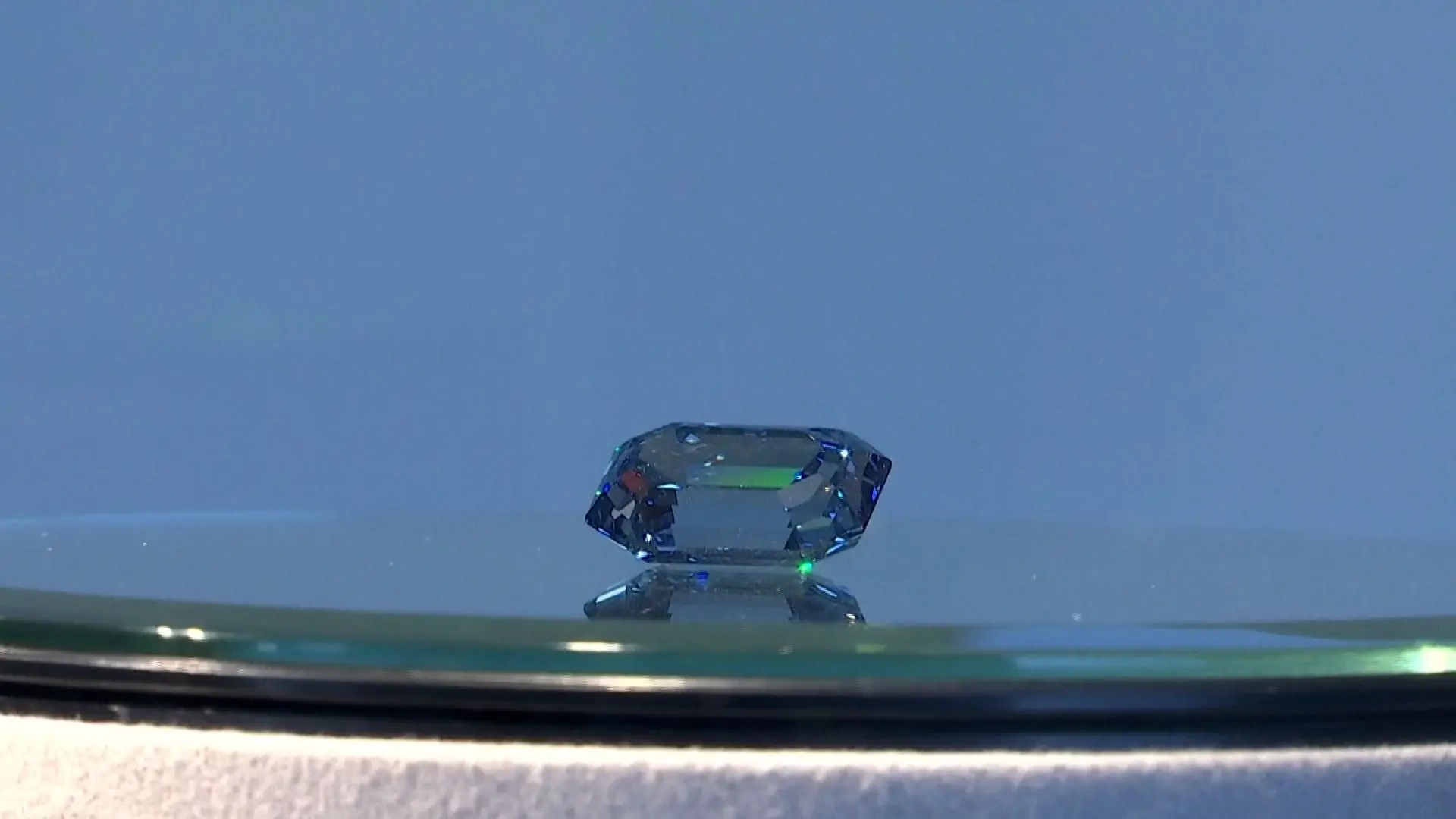 Diamante azul “excecionalmente raro” vai a leilão por um valor inicial de 42 milhões de euros