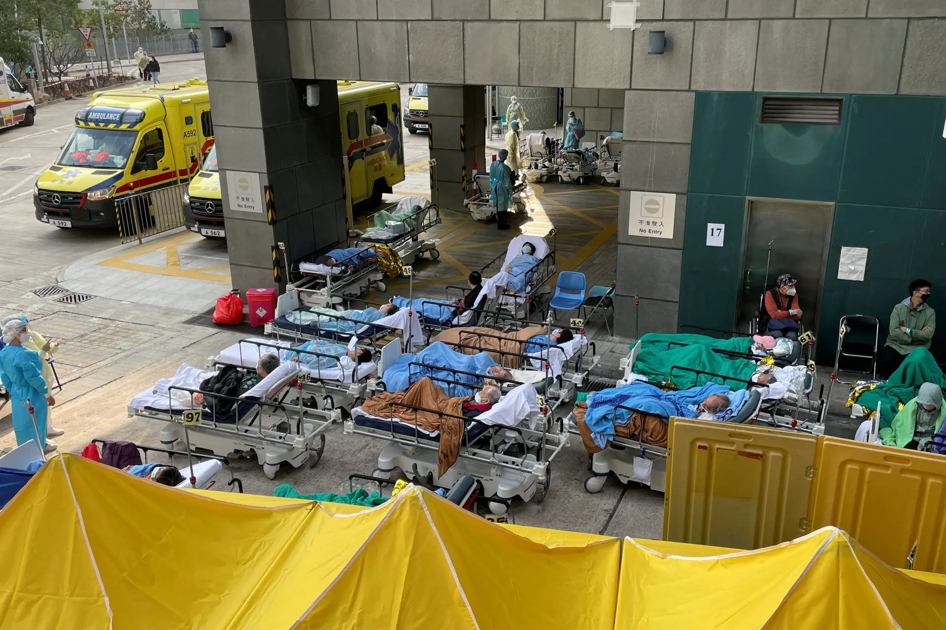 Covid-19 em Hong Kong: aumento do número de infeções obriga hospitais a atender pacientes na rua