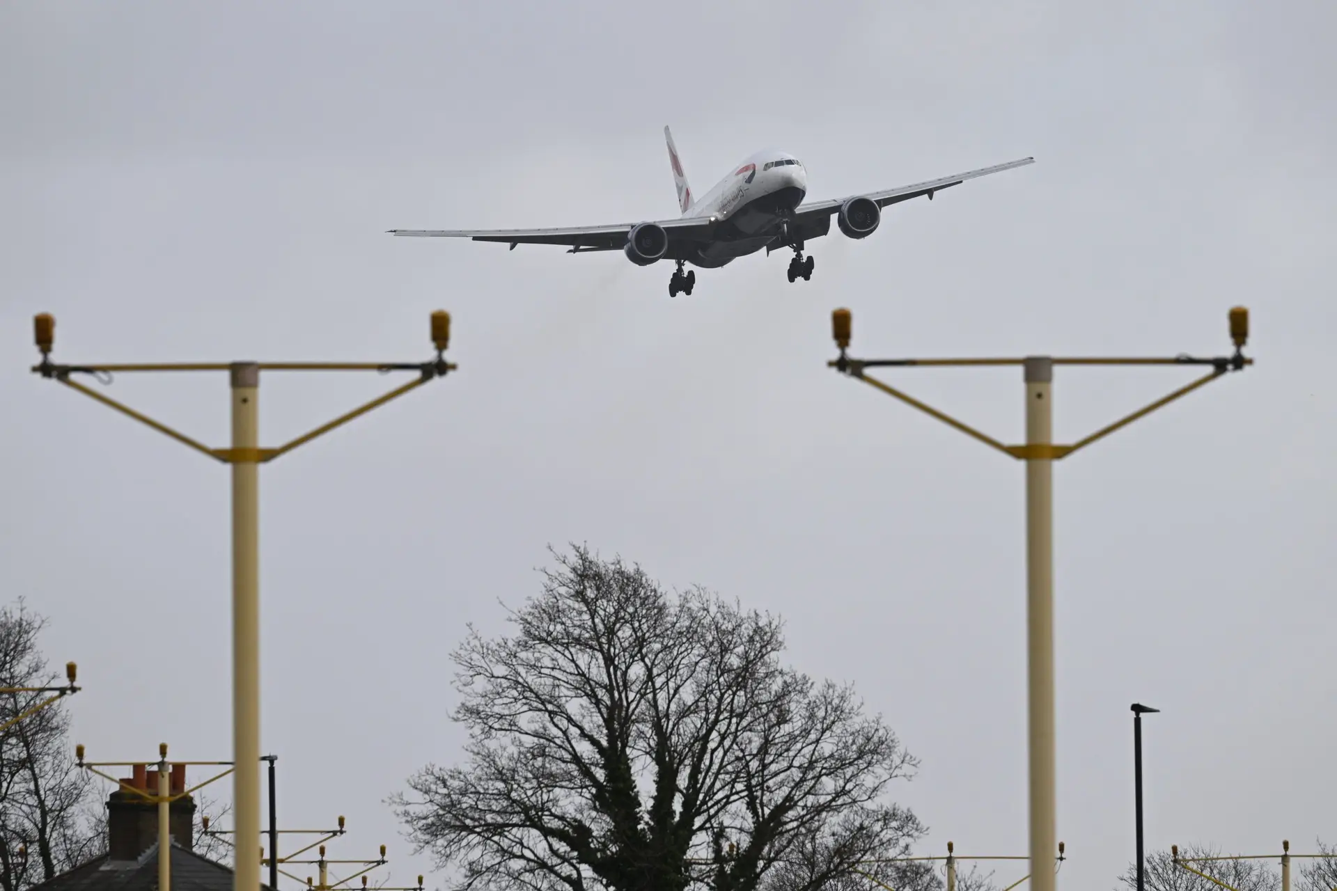 Tempestade Eunice: internautas acompanham aterragens (impressionantes) no aeroporto de Heathrow