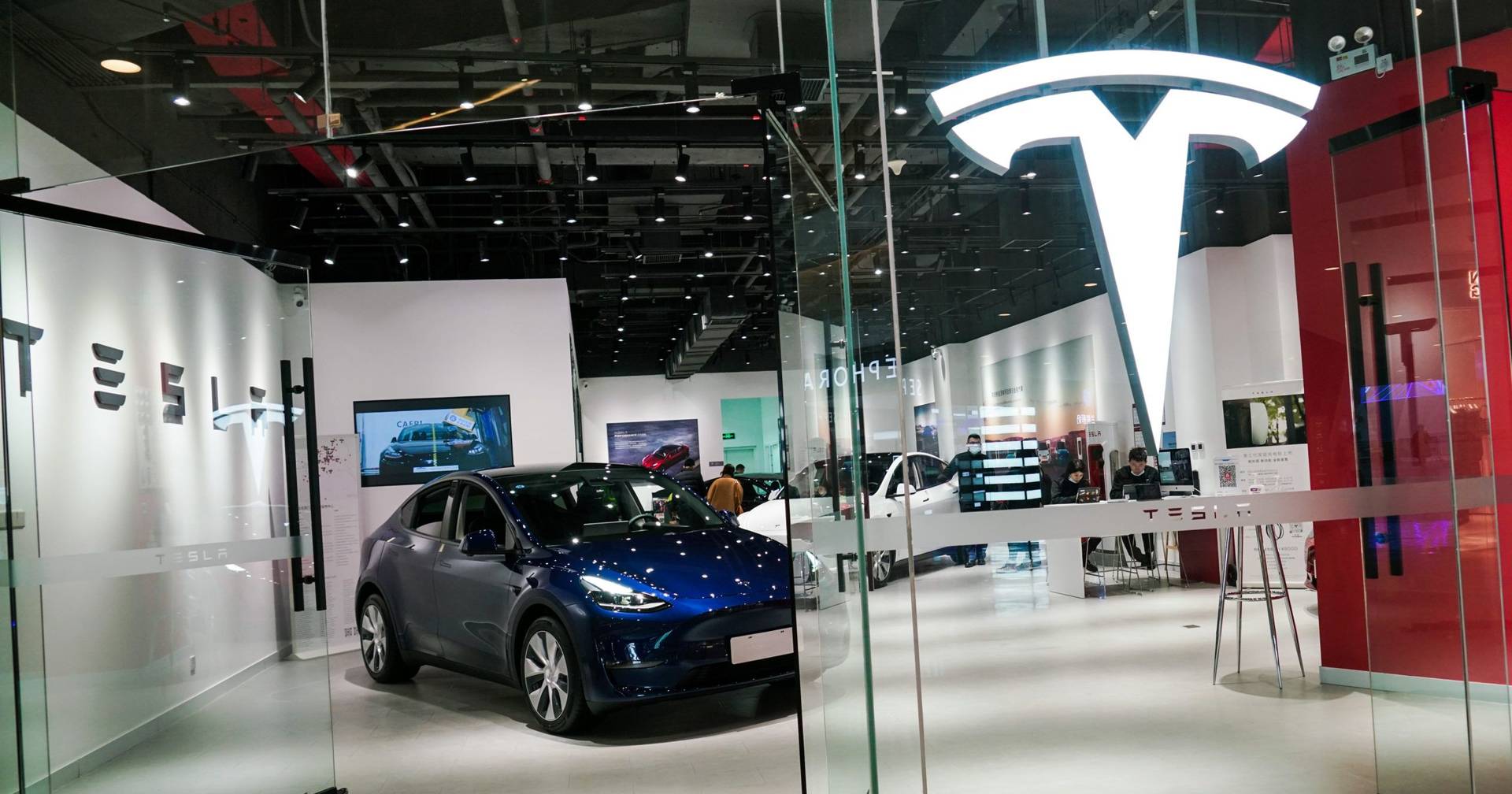 Regulador rodoviário dos EUA abre investigação à Tesla por problemas de  travagem - SIC Notícias