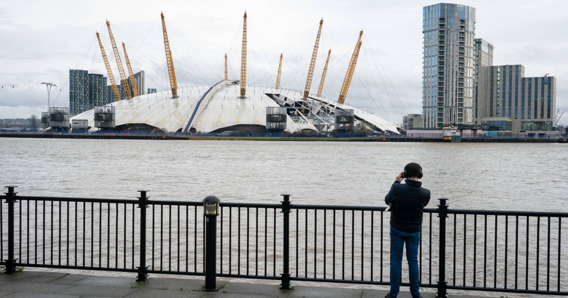 Tempestade Eunice deixa rasto de destruição no Reino Unido e na costa