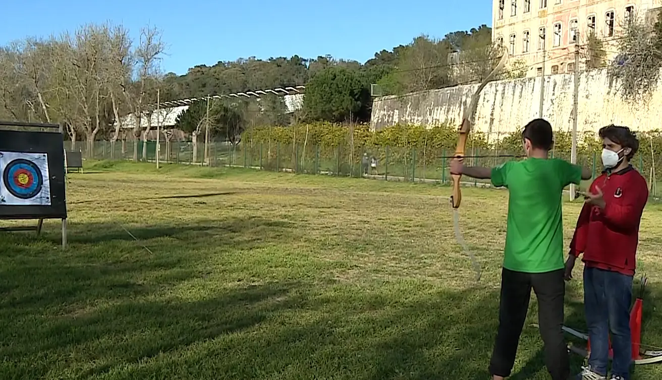 Uma centena de refugiados afegãos recebidos no Jamor para uma tarde desportiva