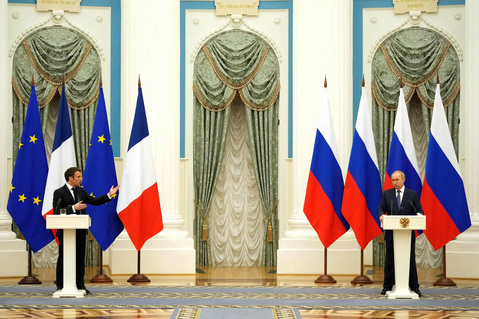 Depois de 1:45 ao telefone com Putin, Macron faz “últimos esforços possíveis para evitar um grande conflito na Ucrânia”