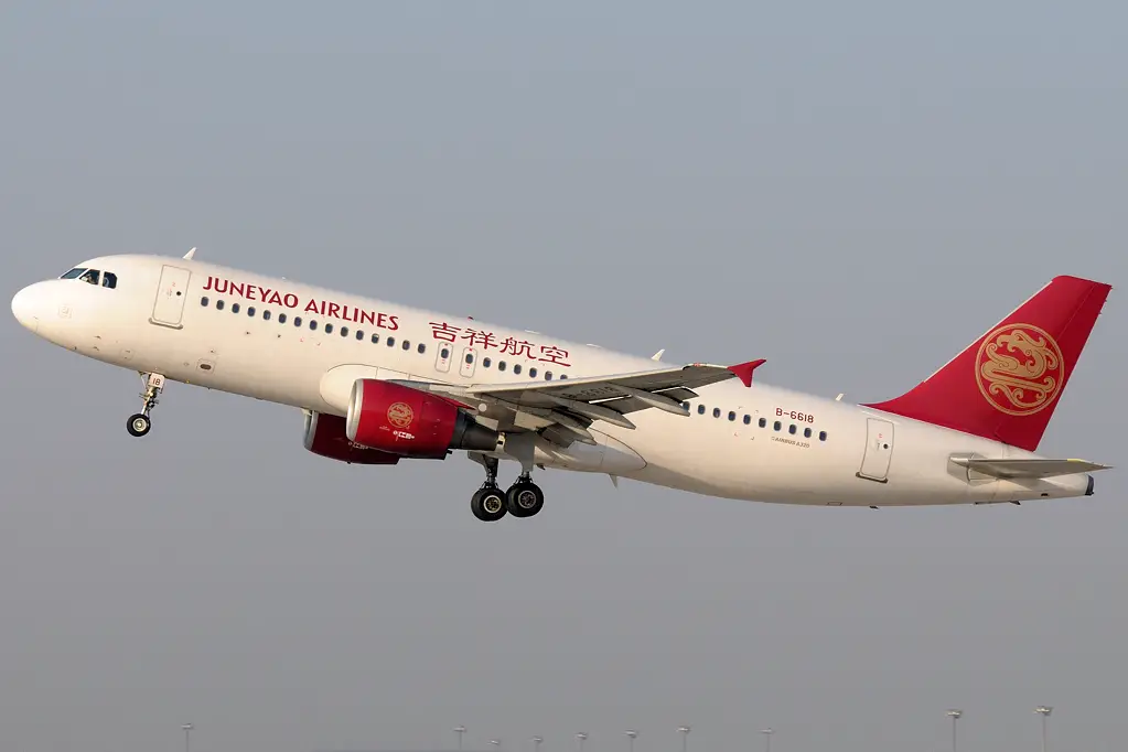 Avião aterra de emergência na China após janela na cabine rachar