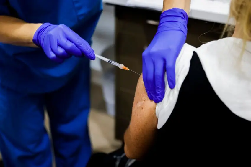 Covid-19: Reino Unido avança com quarta dose da vacina para maiores de 75 e pessoas com doenças associadas