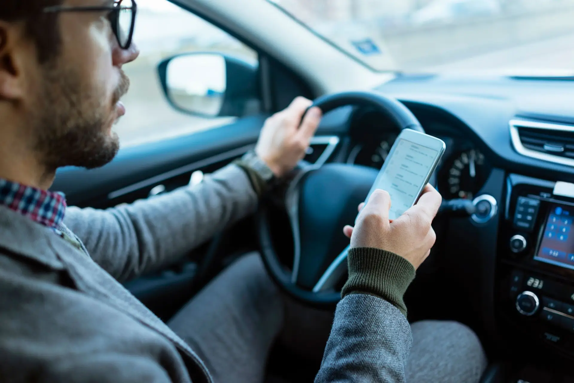 Cerca de 1.400 condutores multados por uso do telemóvel ao volante