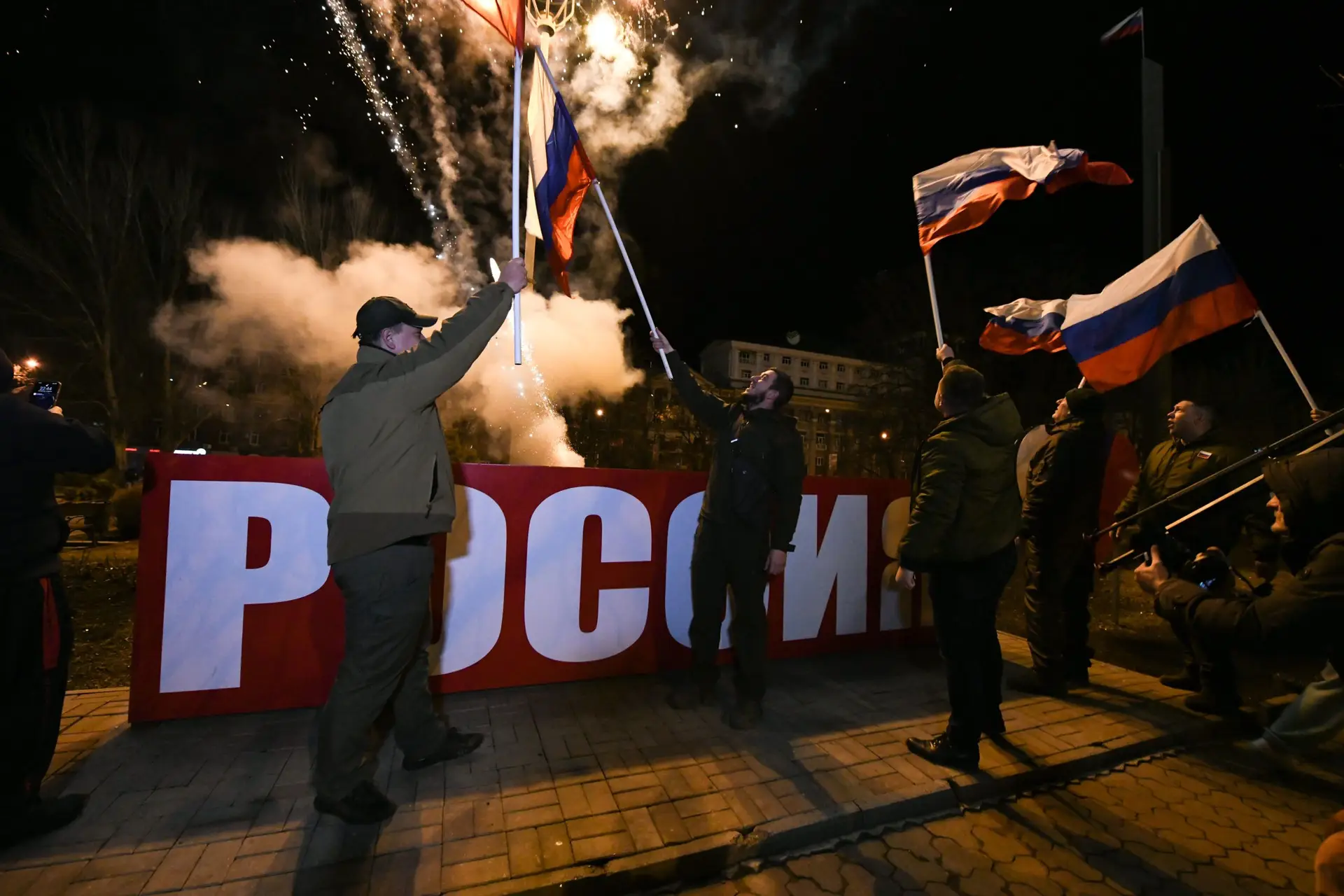 Donetsk e Lugansk ratificam tratados do seu reconhecimento pela Rússia