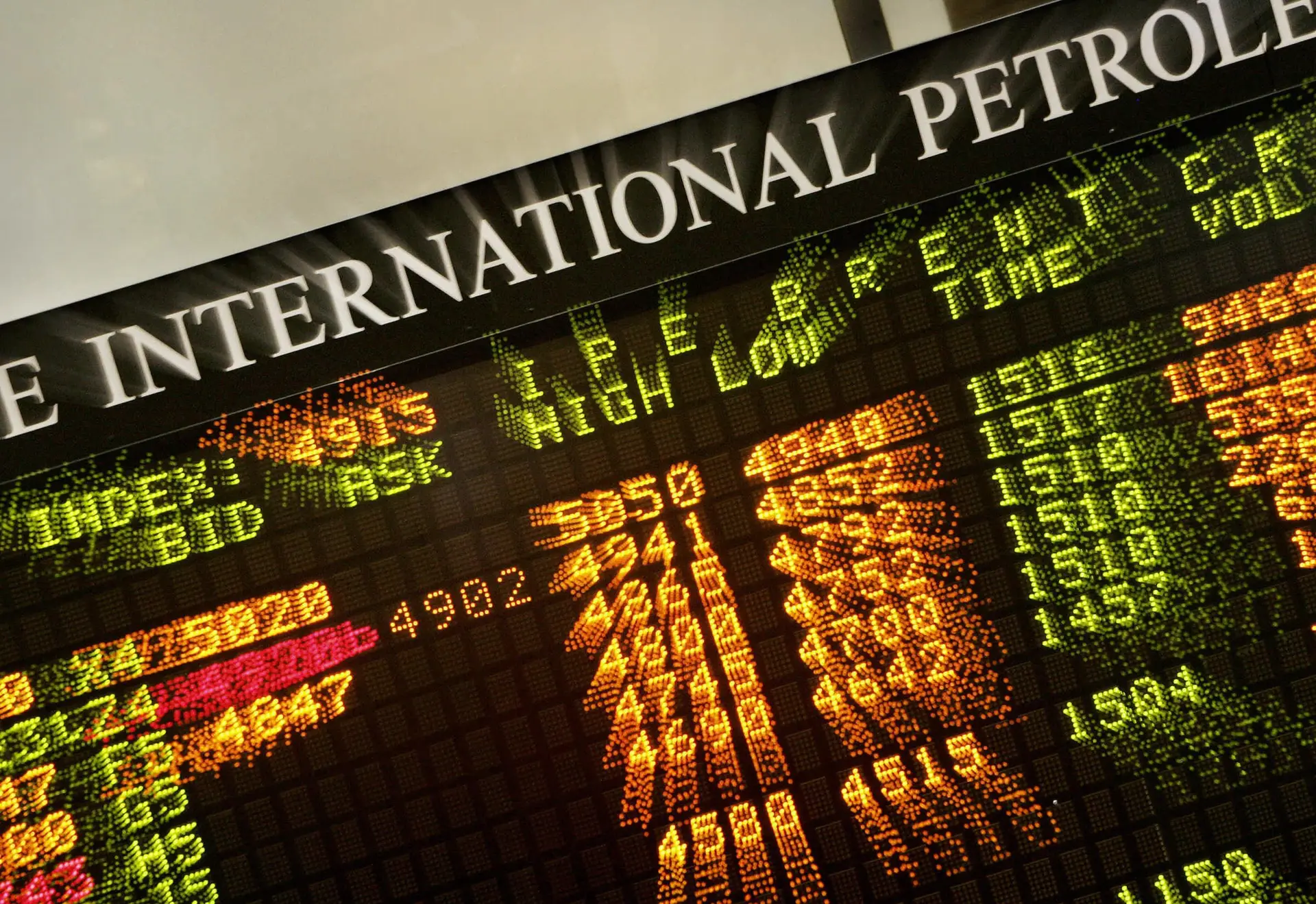 Conflito Rússia-Ucrânia faz cair bolsas mundiais e subir preço do petróleo