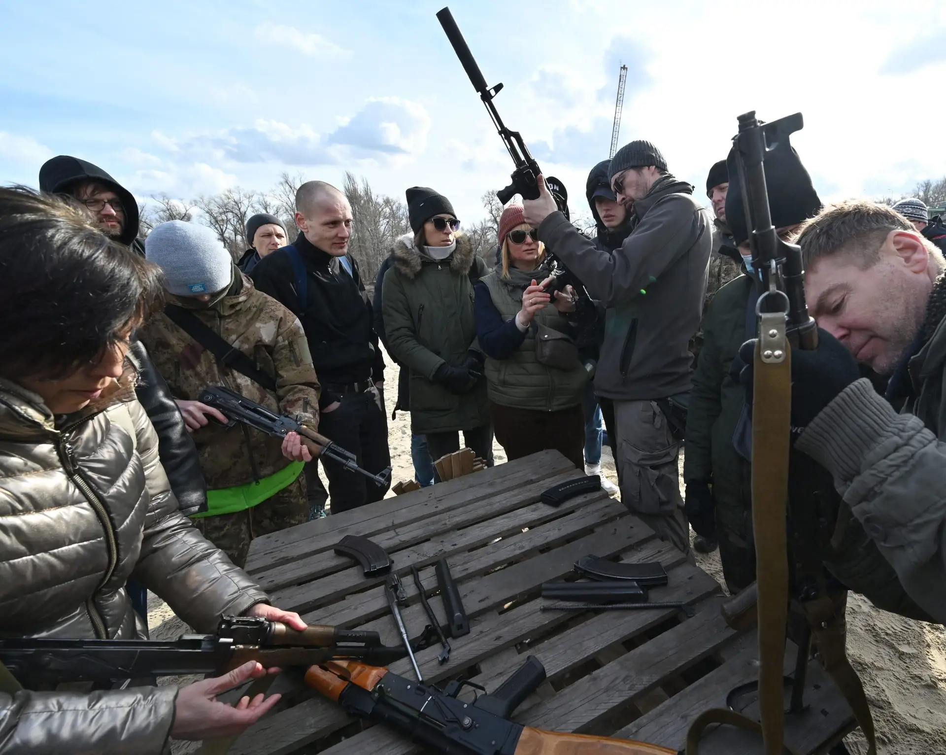 Ucranianos compram armas e preparam-se para eventual guerra com Rússia