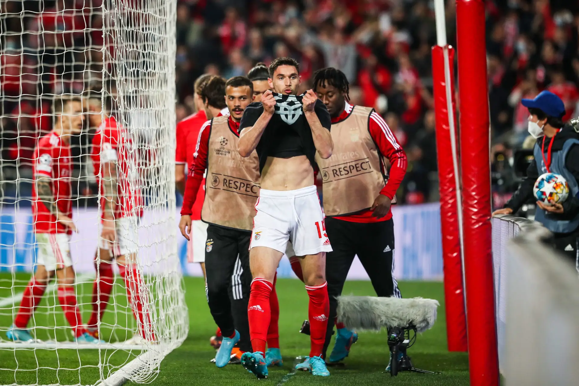 Yaremchuk exibe símbolo ucraniano após apontar golo do Benfica na Champions