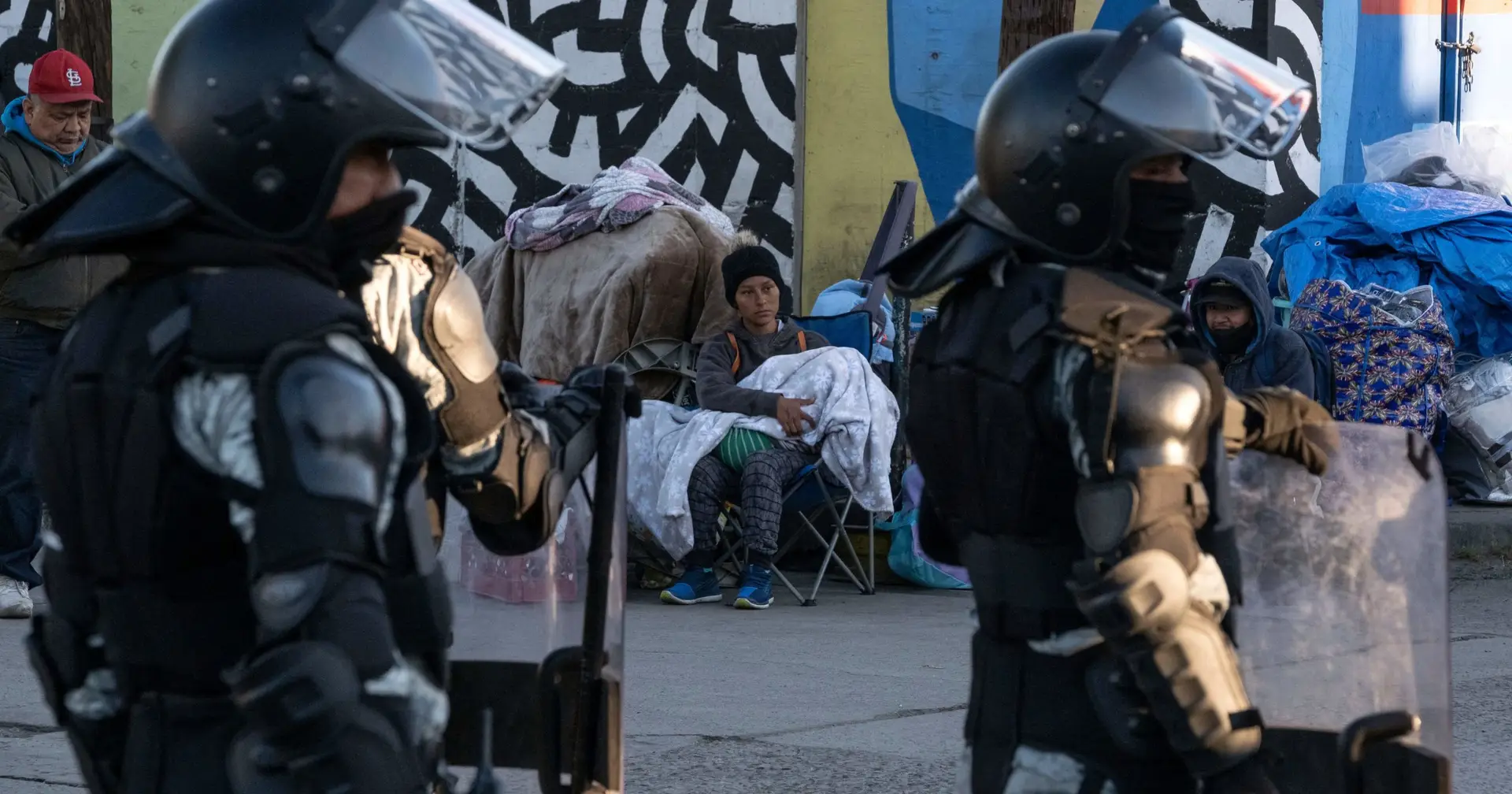 Policía mexicana en violentos enfrentamientos con decenas de migrantes