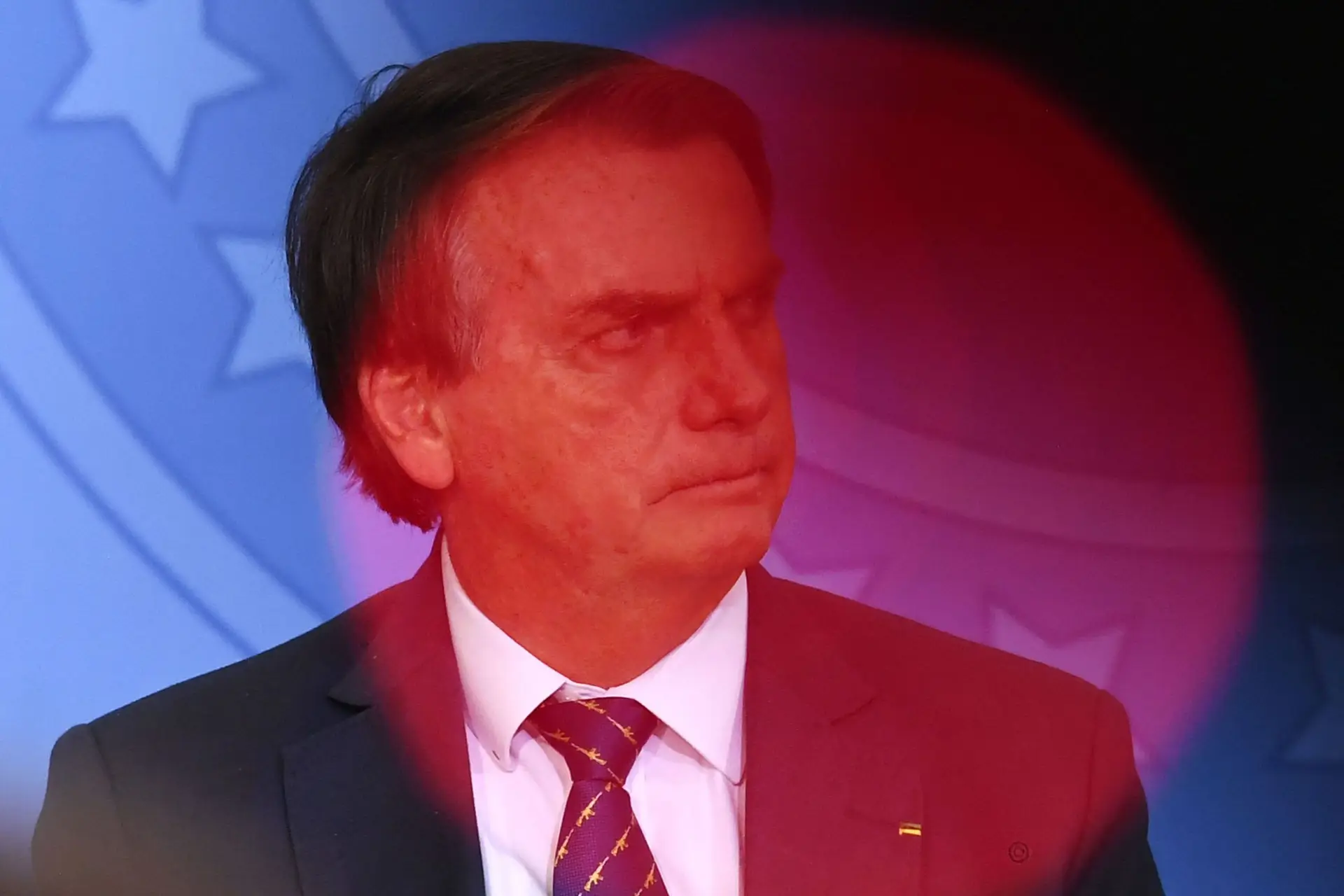 Bolsonaro quebra silêncio para se dirigir apenas “aos brasileiros” que estão na Ucrânia