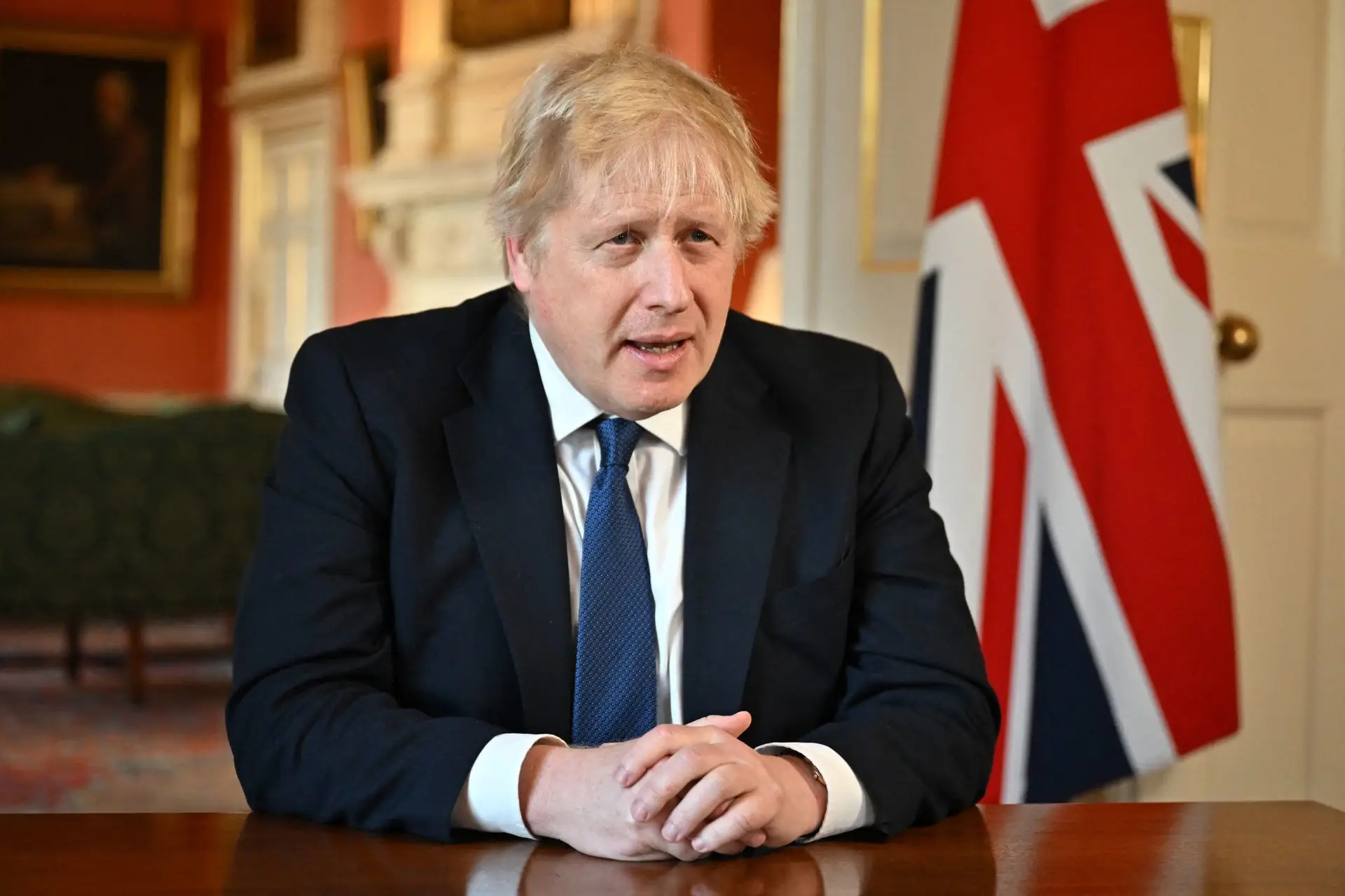 Ucrânia: Boris Johnson promete impor sanções “massivo” à Rússia e intervir de forma militar