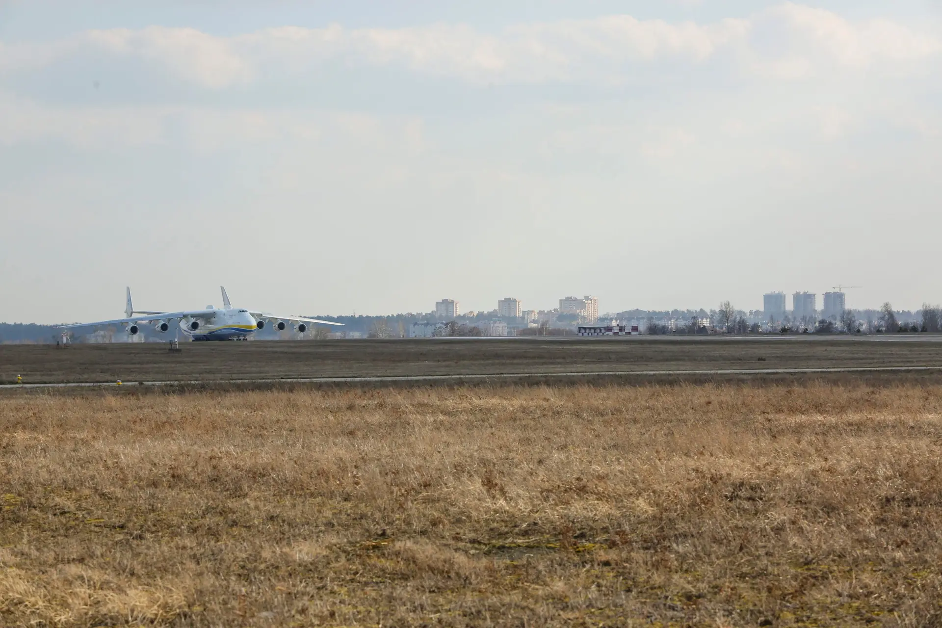 Rússia reivindica controlo de aeroporto militar e isolamento de Kiev