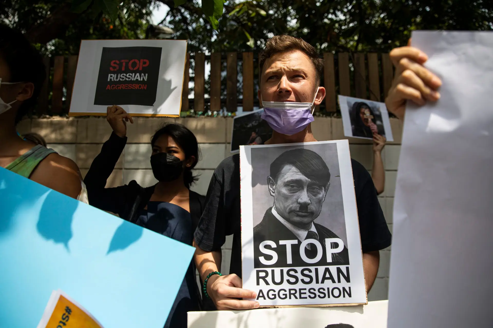 Porta-voz da UE acusa Putin de comportar-se como os nazis