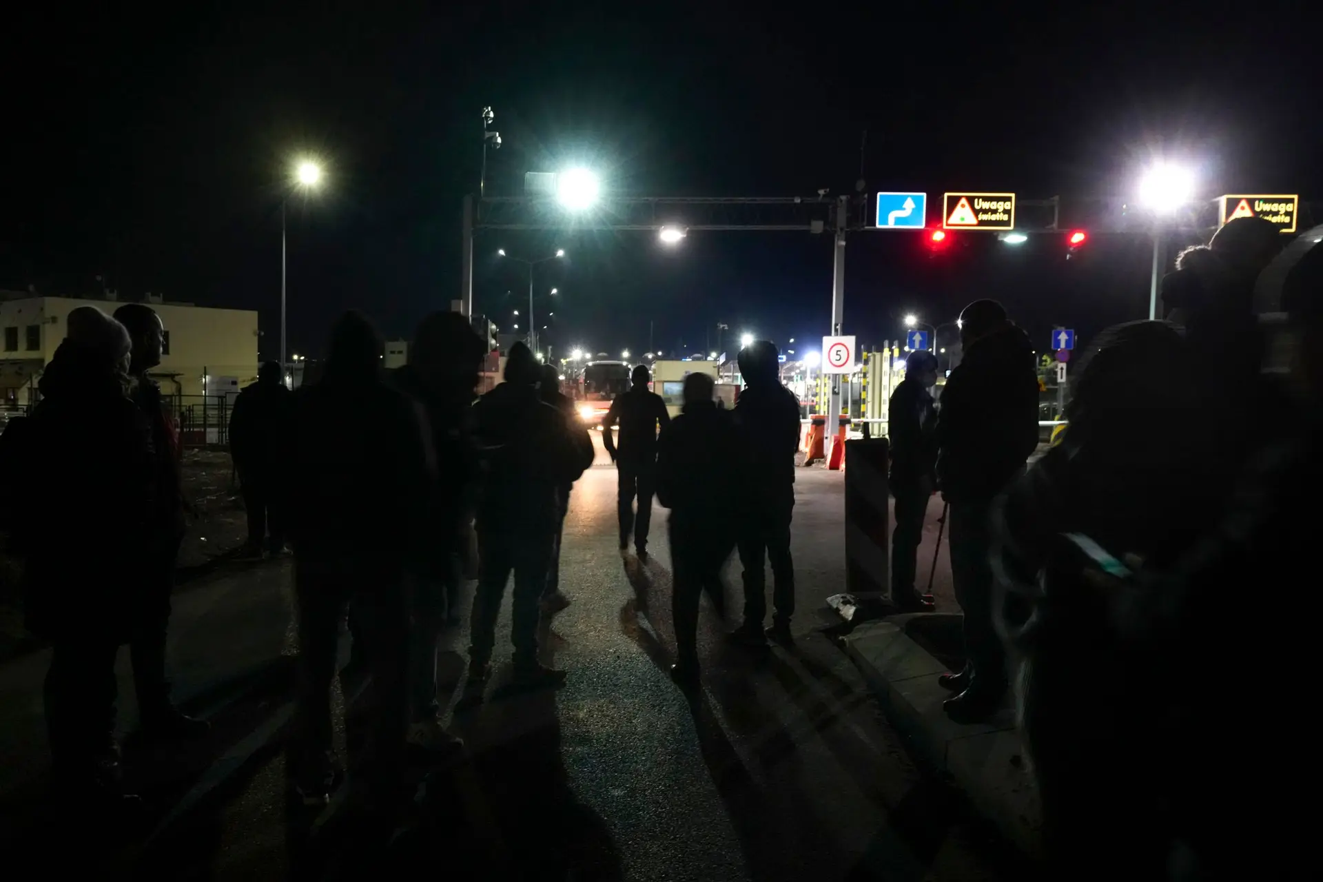 “Mulheres levam malas numa mão e filhos na outra”: enviados da SIC descrevem “realidade difícil” na fronteira da Ucrânia 