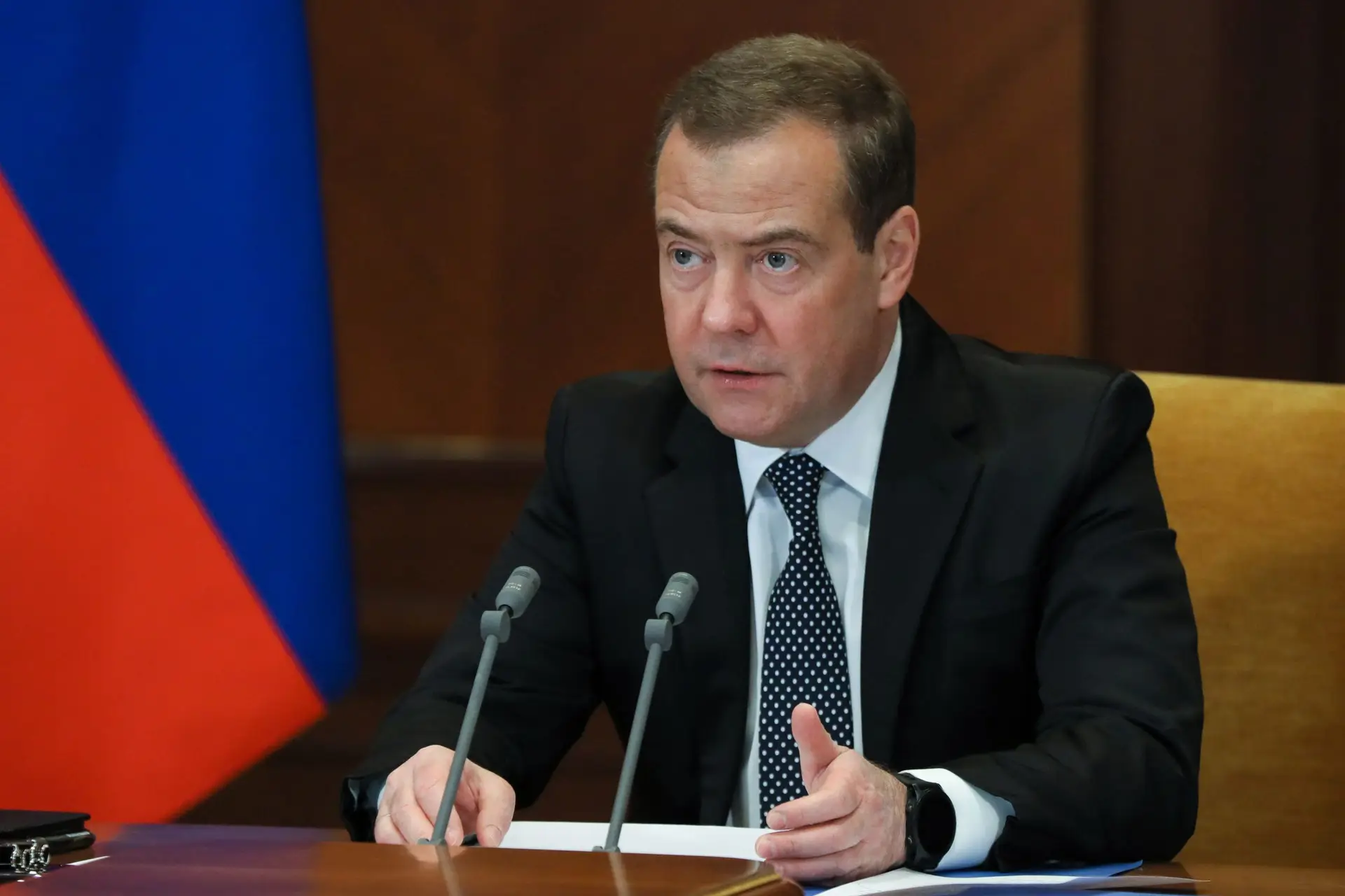 Dmitry Medvedev ameaça saída da Rússia de tratados nucleares