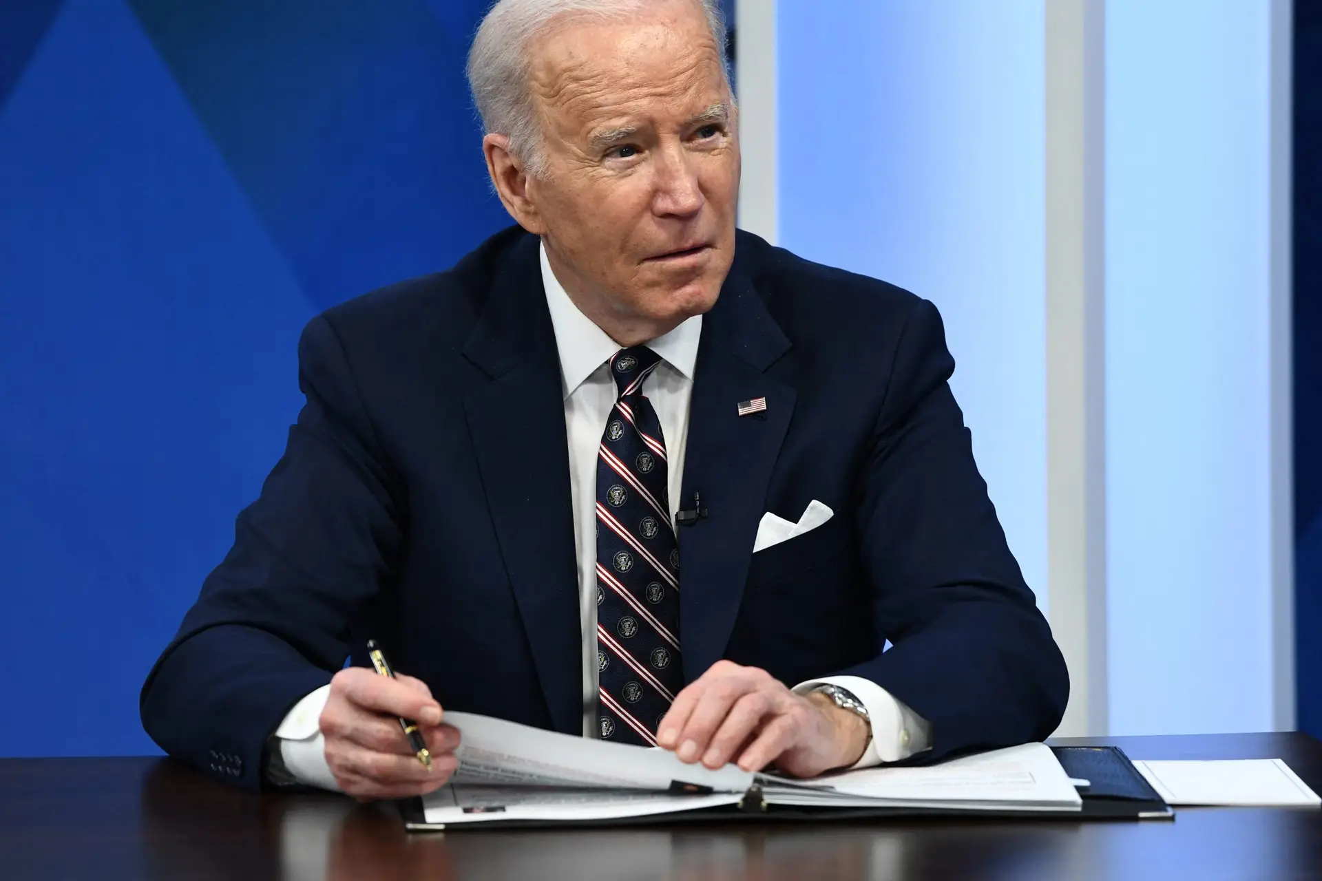 Ucrânia: Joe Biden aprova apoio militar de emergência a Kiev 