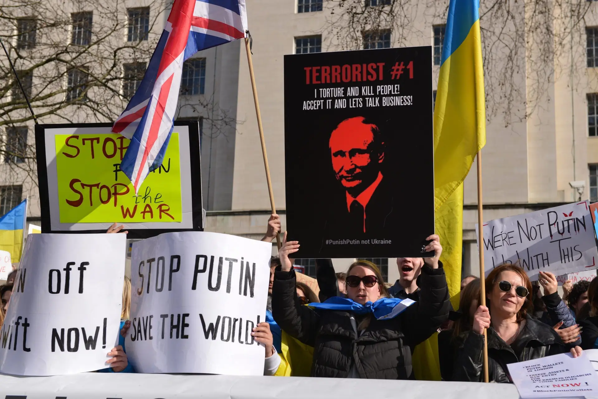 Milhares de pessoas em todo o mundo protestam contra decisão de Putin