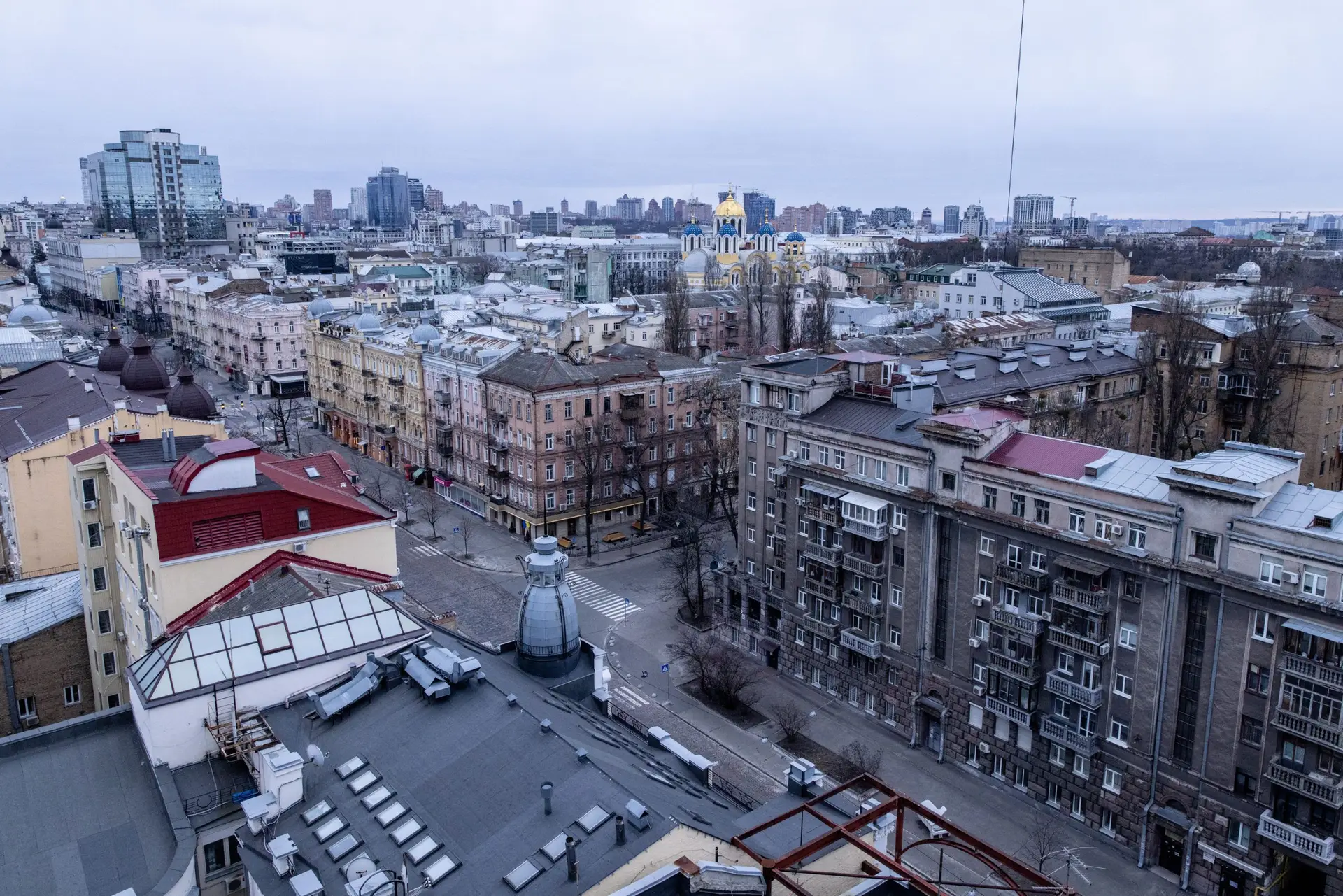 Kiev praticamente deserta após mais uma noite de bombardeamentos