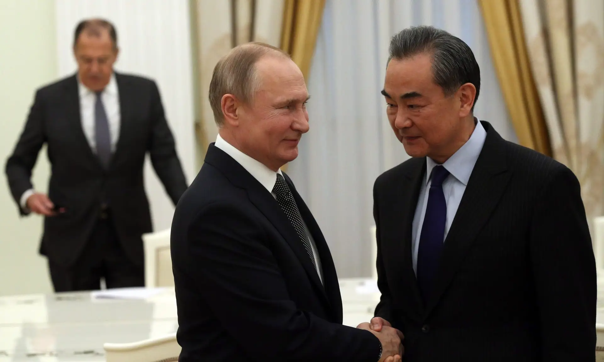 China reitera oposição a sanções contra a Rússia