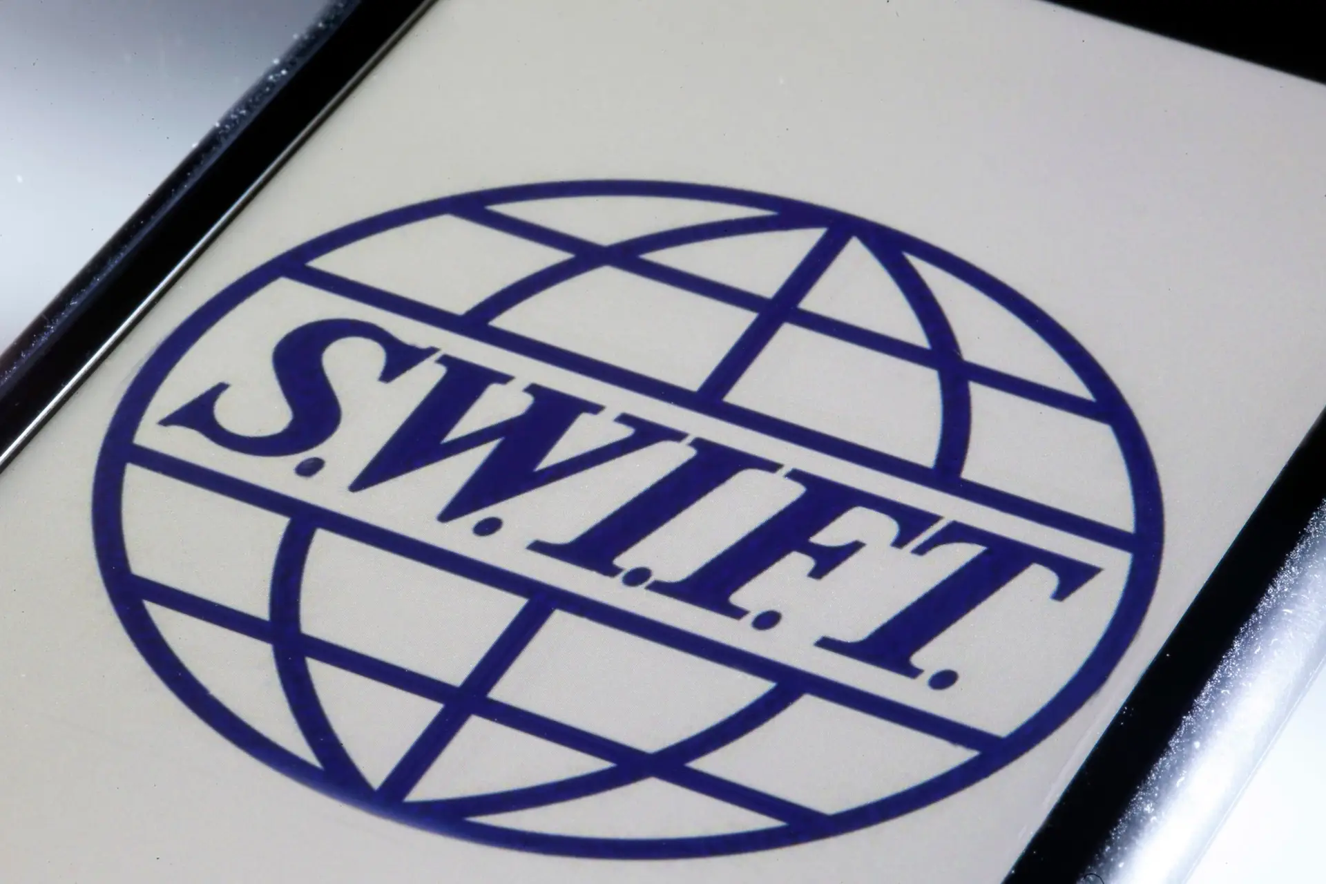 O que é o SWIFT e quais as consequências da exclusão de alguns bancos russos do sistema?