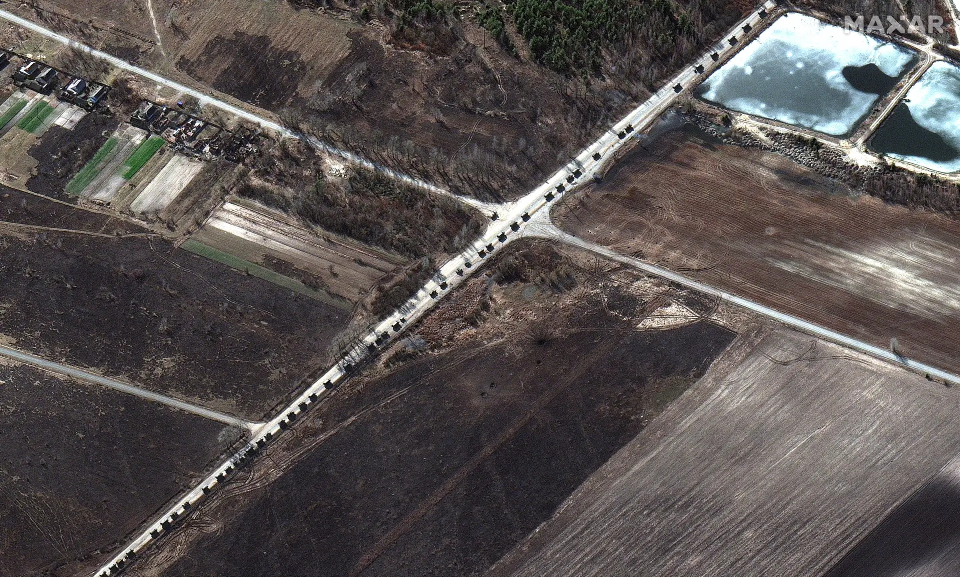 Imagens de satélite mostram comboio militar russo com mais de 60 km a noroeste de Kiev