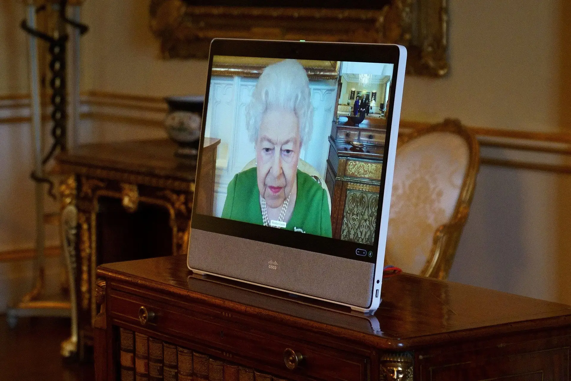Rainha Isabel II voltou ao trabalho