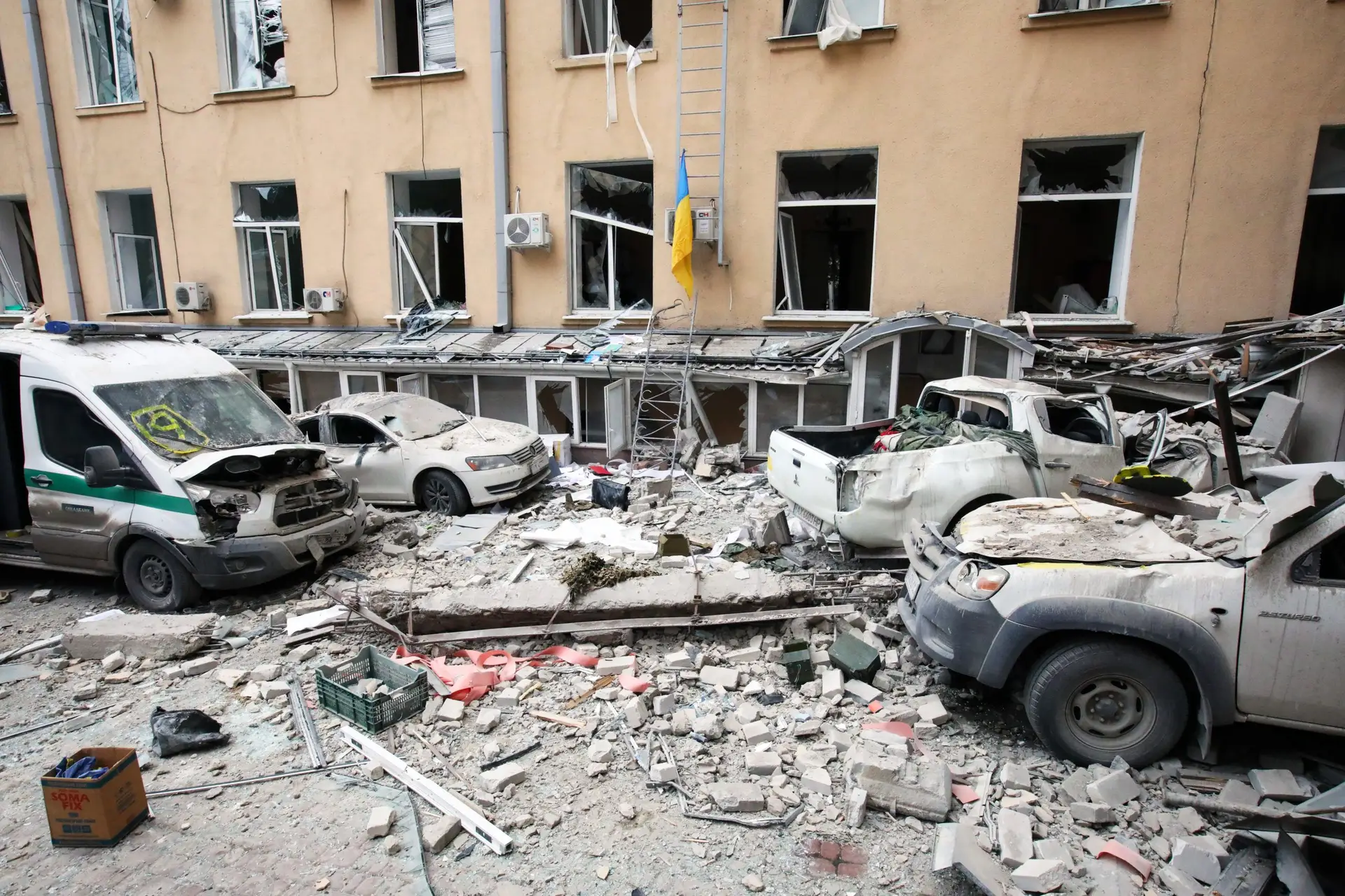 Guerra na Ucrânia: Oito mortos e seis feridos em ataque aéreo russo em Kharkiv
