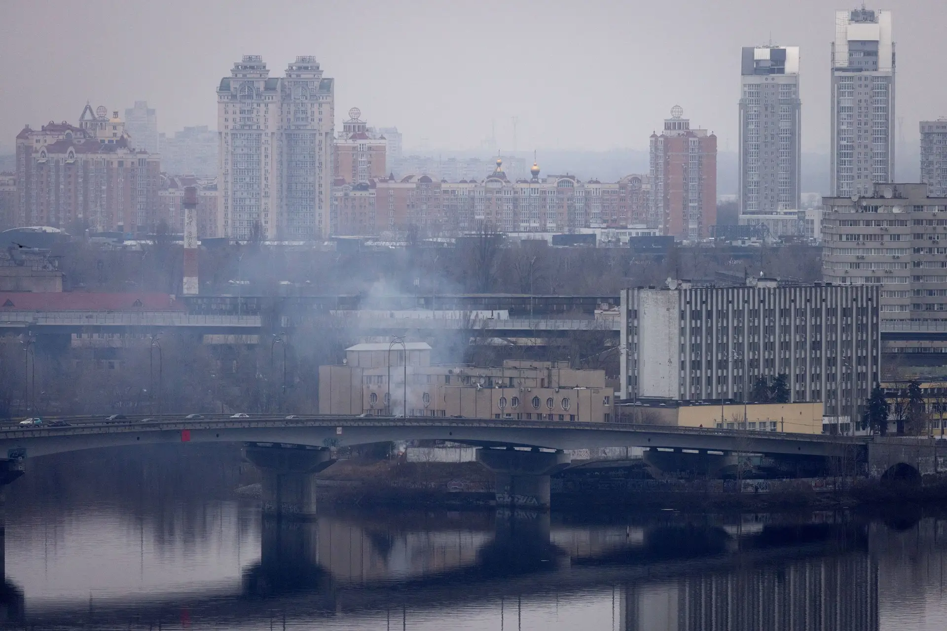 Ucrânia: milhares continuam a tentar fugir de Kiev